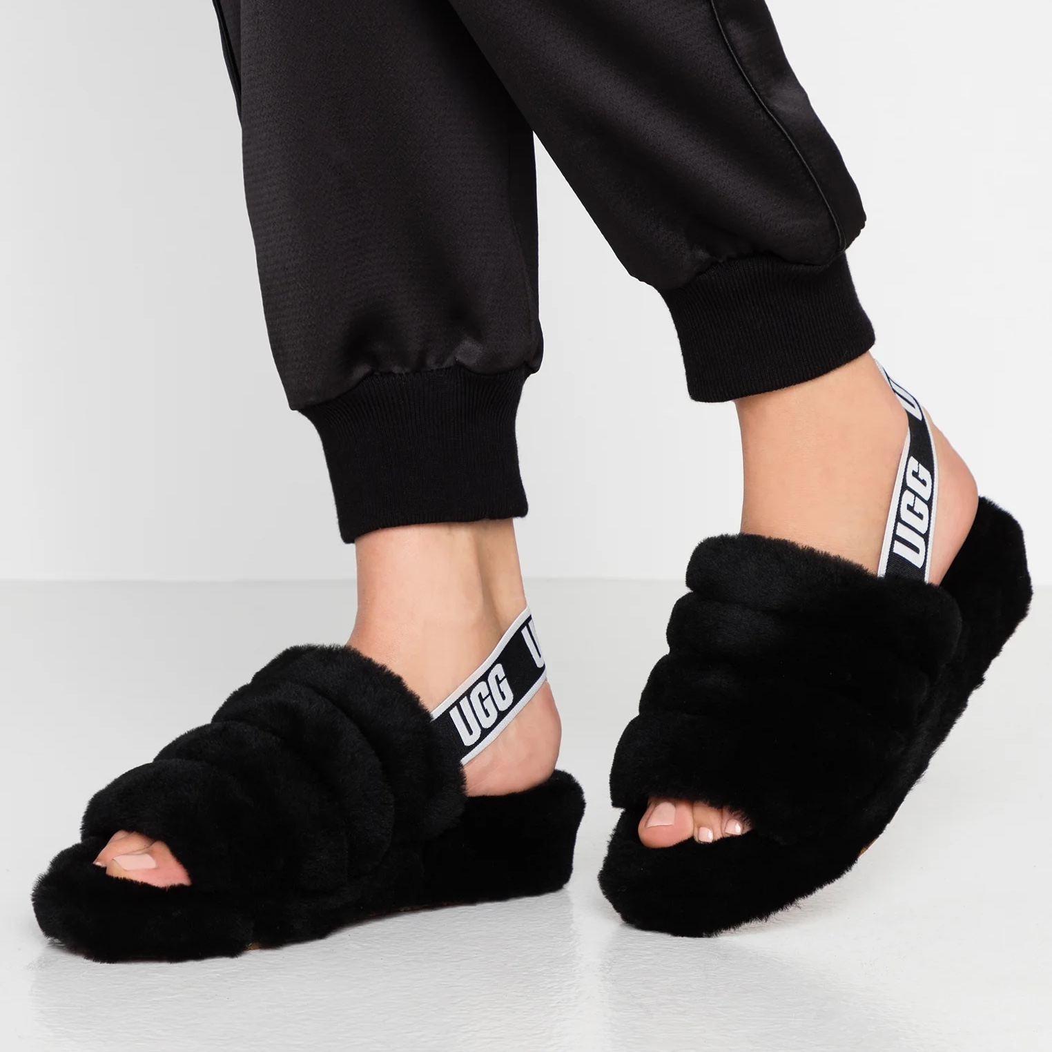 (W) UGG Fluff Yeah Slide Black 착용 스타일 - 3