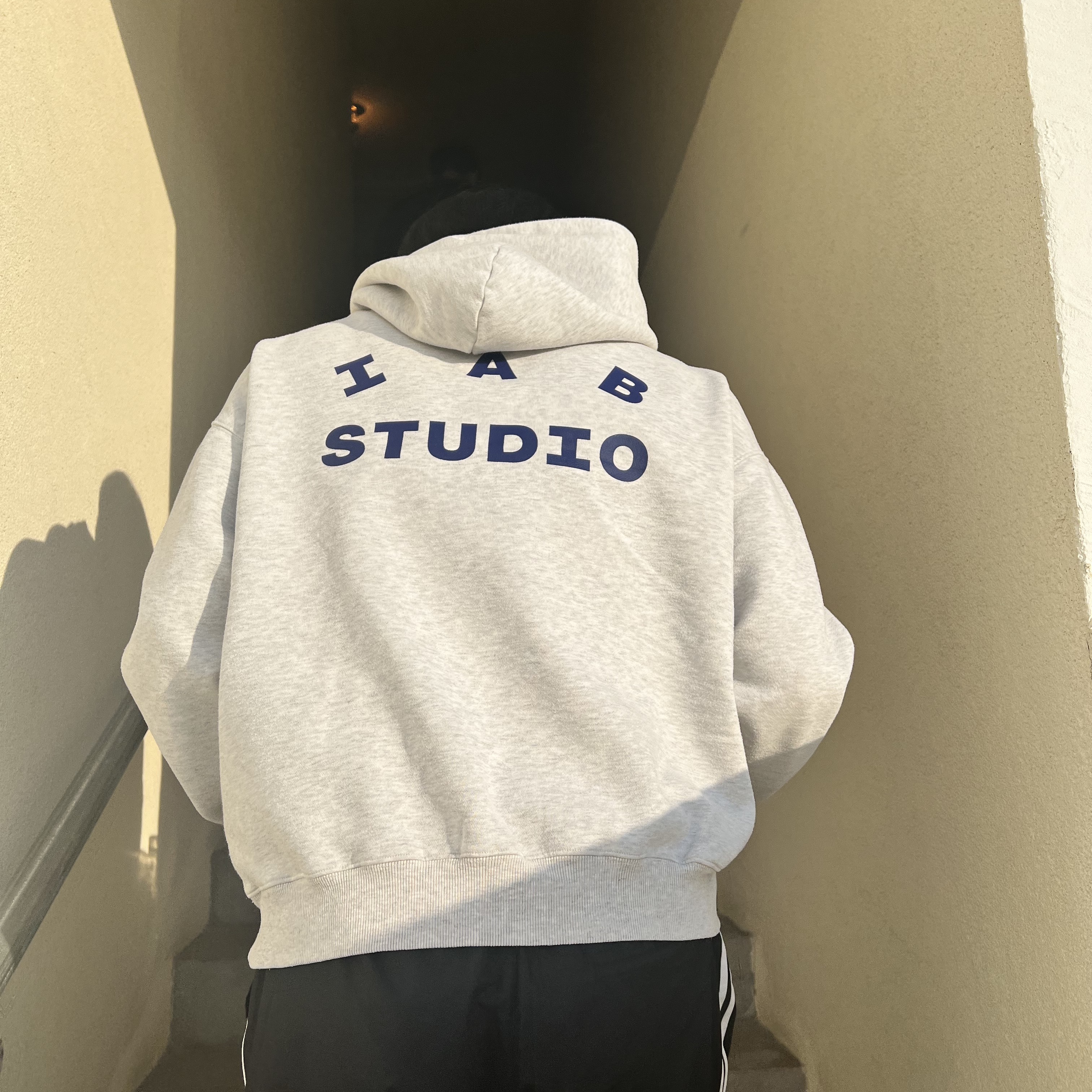 IAB Studio Hoodie Oatmeal Gray - 21SS 착용 스타일