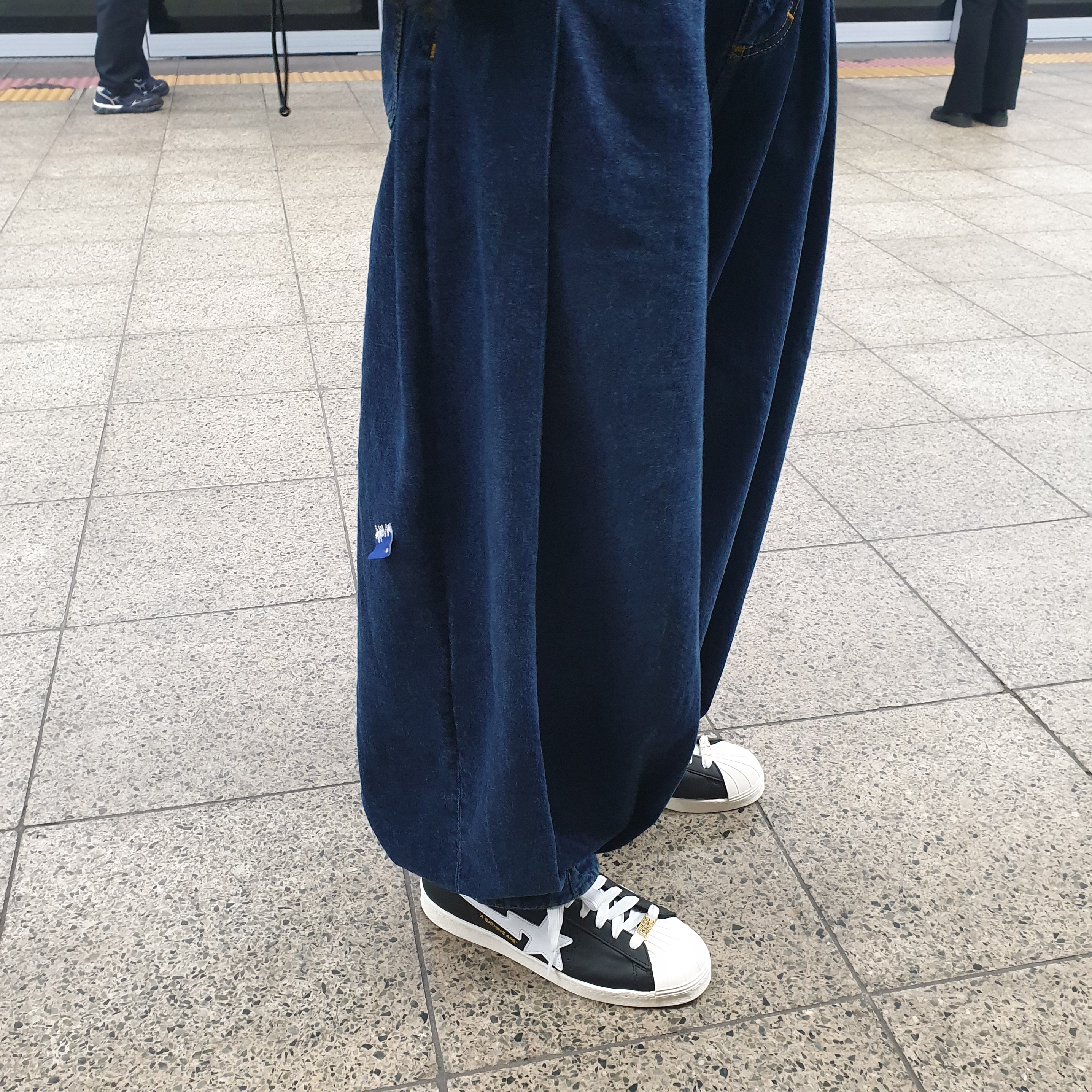 Zara x Ader Error Wide Leg Jeans Blue, Adidas x BAPE Superstar 80s Core Black Off White 착용 스타일 - 1