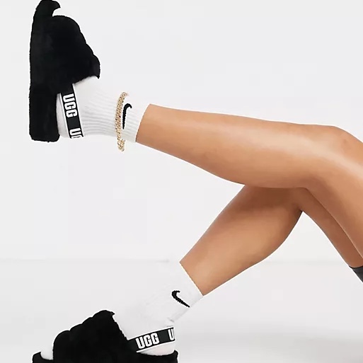 (W) UGG Fluff Yeah Slide Black 착용 스타일 - 2