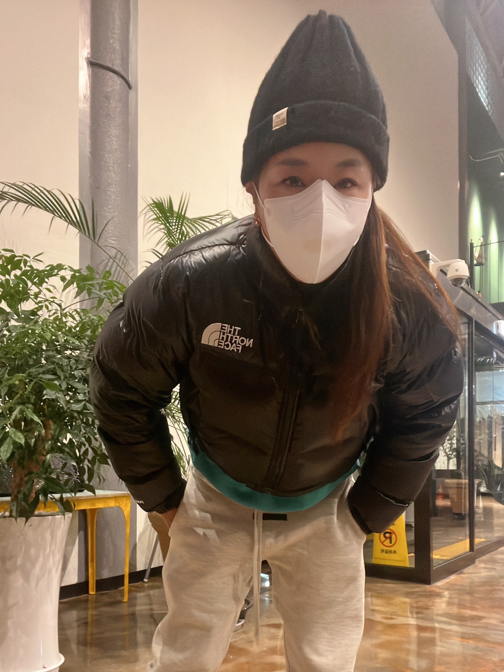 (W) The North Face Nuptse Short Jacket TNF Black, Essentials The Core Collection Sweatpants Light Oatmeal 착용 스타일