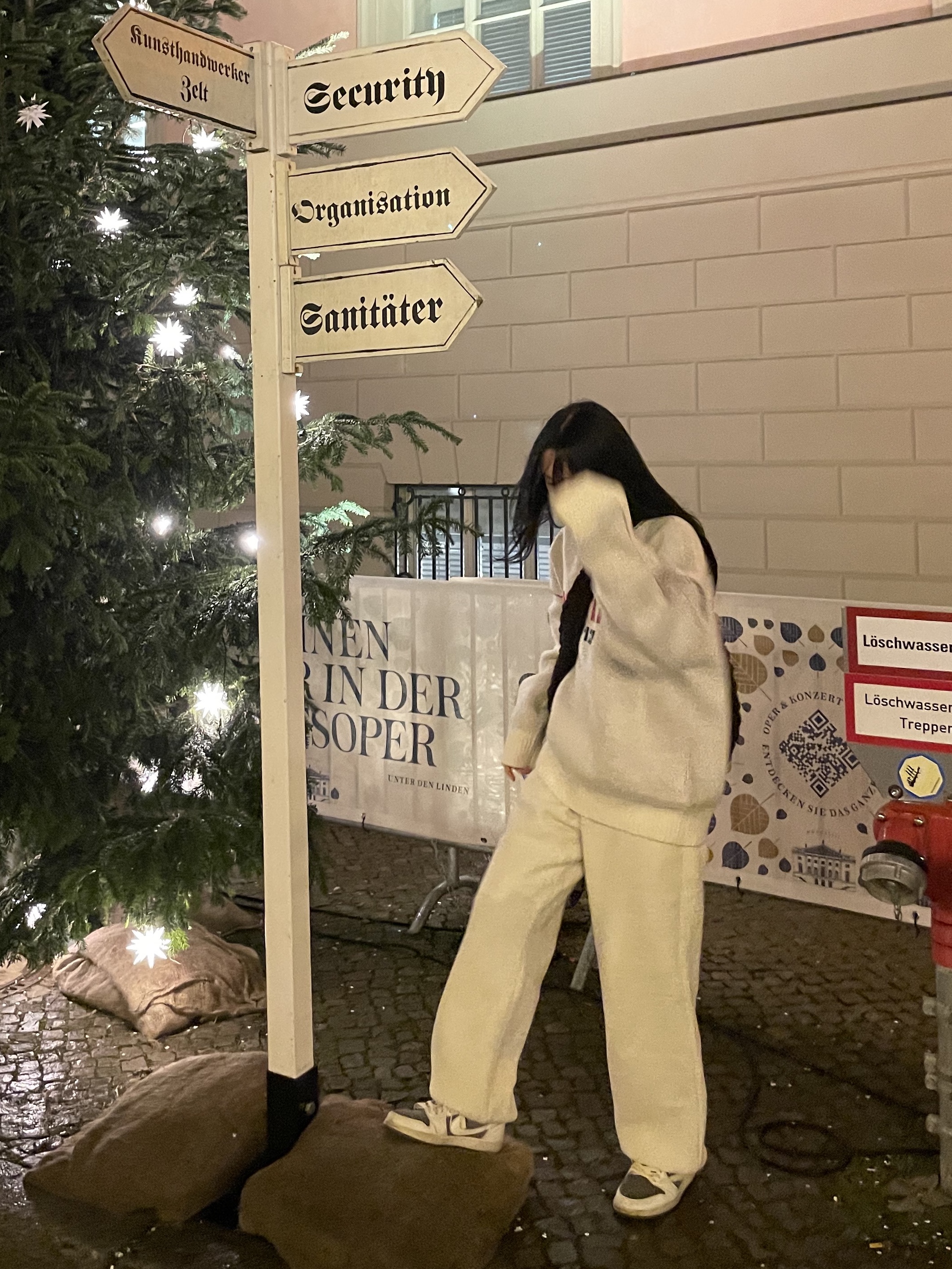COS Quilted Oversized Shoulder Bag Brown, Jordan 1 x Travis Scott Retro Low OG SP Sail and Ridgerock 착용 스타일 - 3