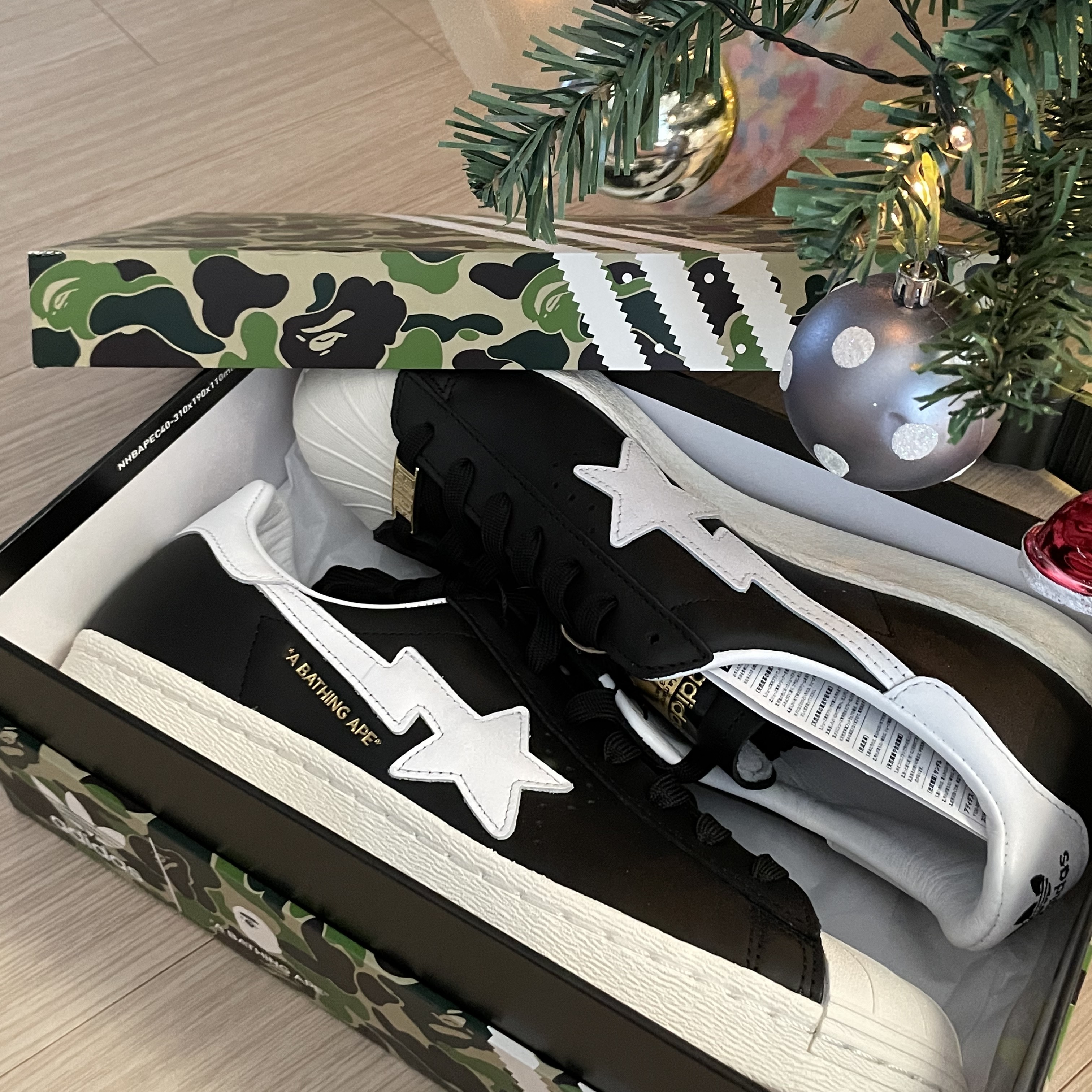 Adidas x BAPE Superstar 80s Core Black Off White, Yeezy Gap Engineered By Balenciaga Dove Hoodie Black 착용 스타일 - 1