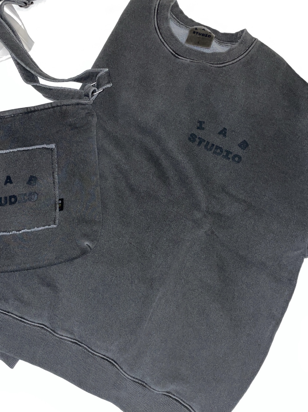 IAB Studio Pigment Sweatshirt & Mini Bag Black 착용 스타일
