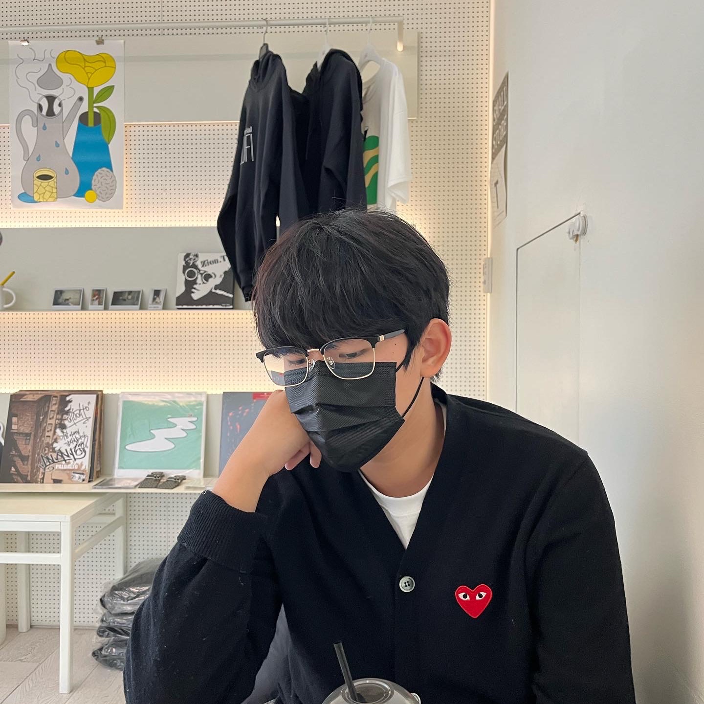Play Comme des Garcons Knit Red Heart Cardigan Black, Stone Island 63020 Crewneck Sweatshirt Black - 22FW 착용 스타일 - 1