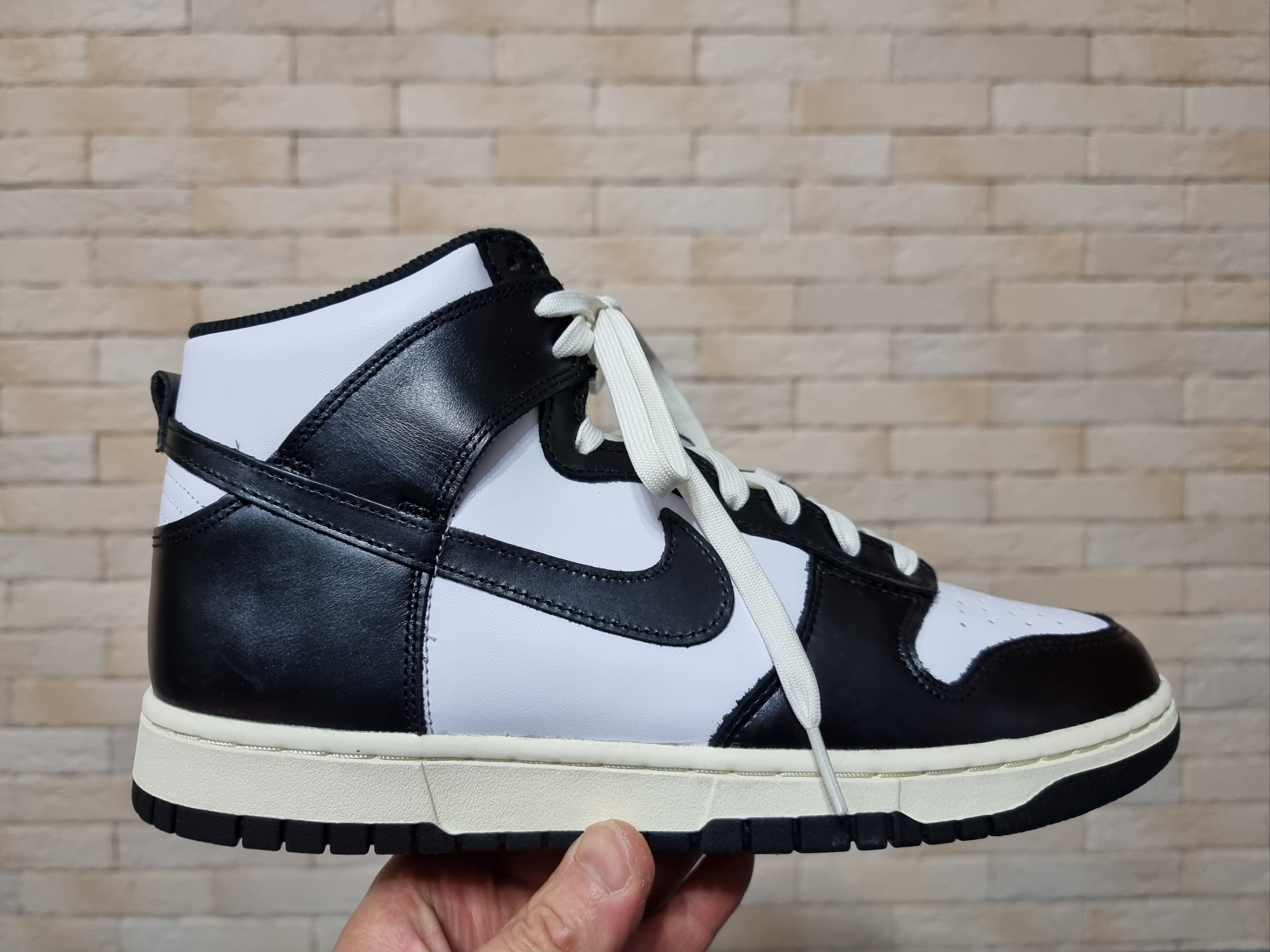 (W) Nike Dunk High Vintage Black 착용 스타일 - 2