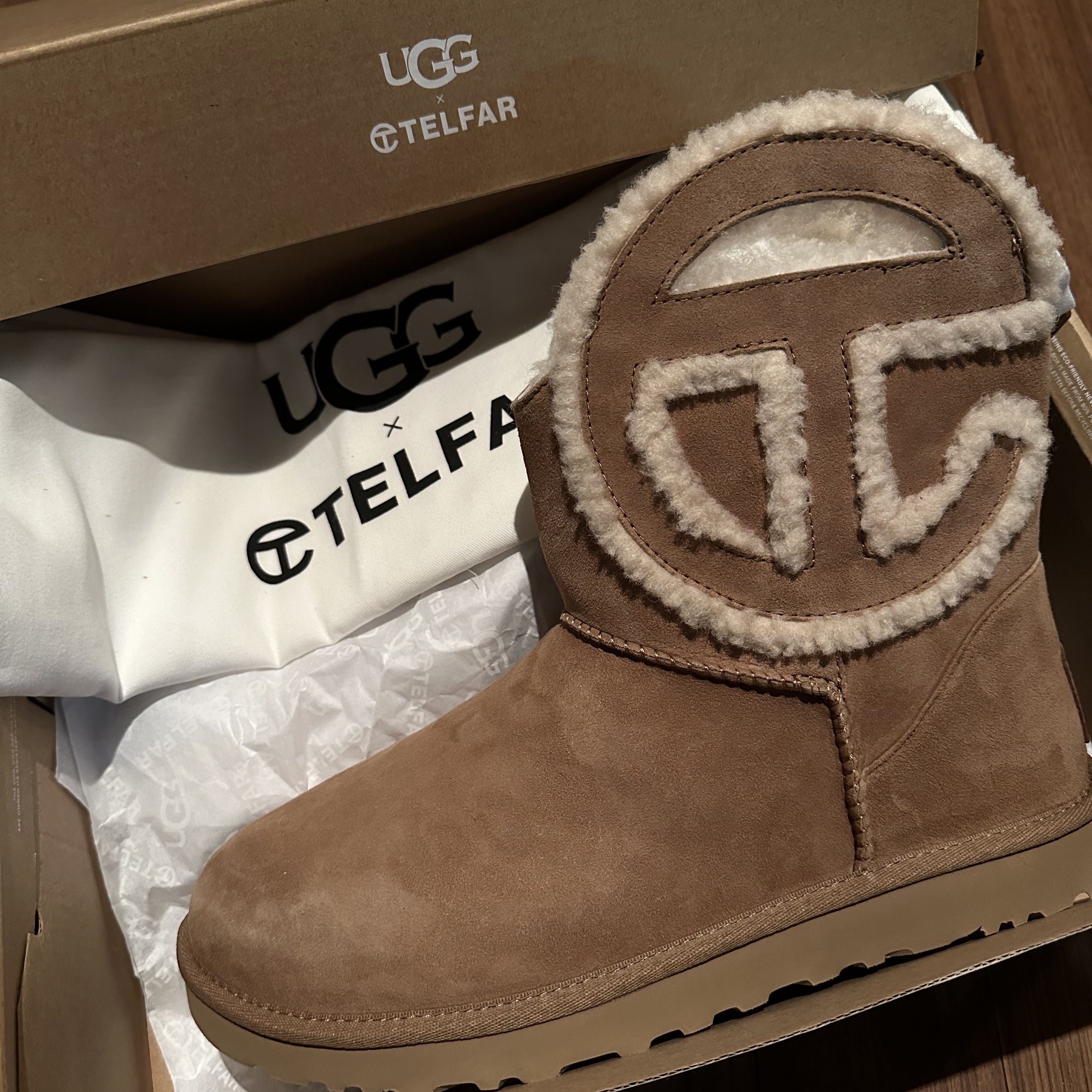 UGG x Telfar Logo Mini Chestnut 착용 스타일 - 3