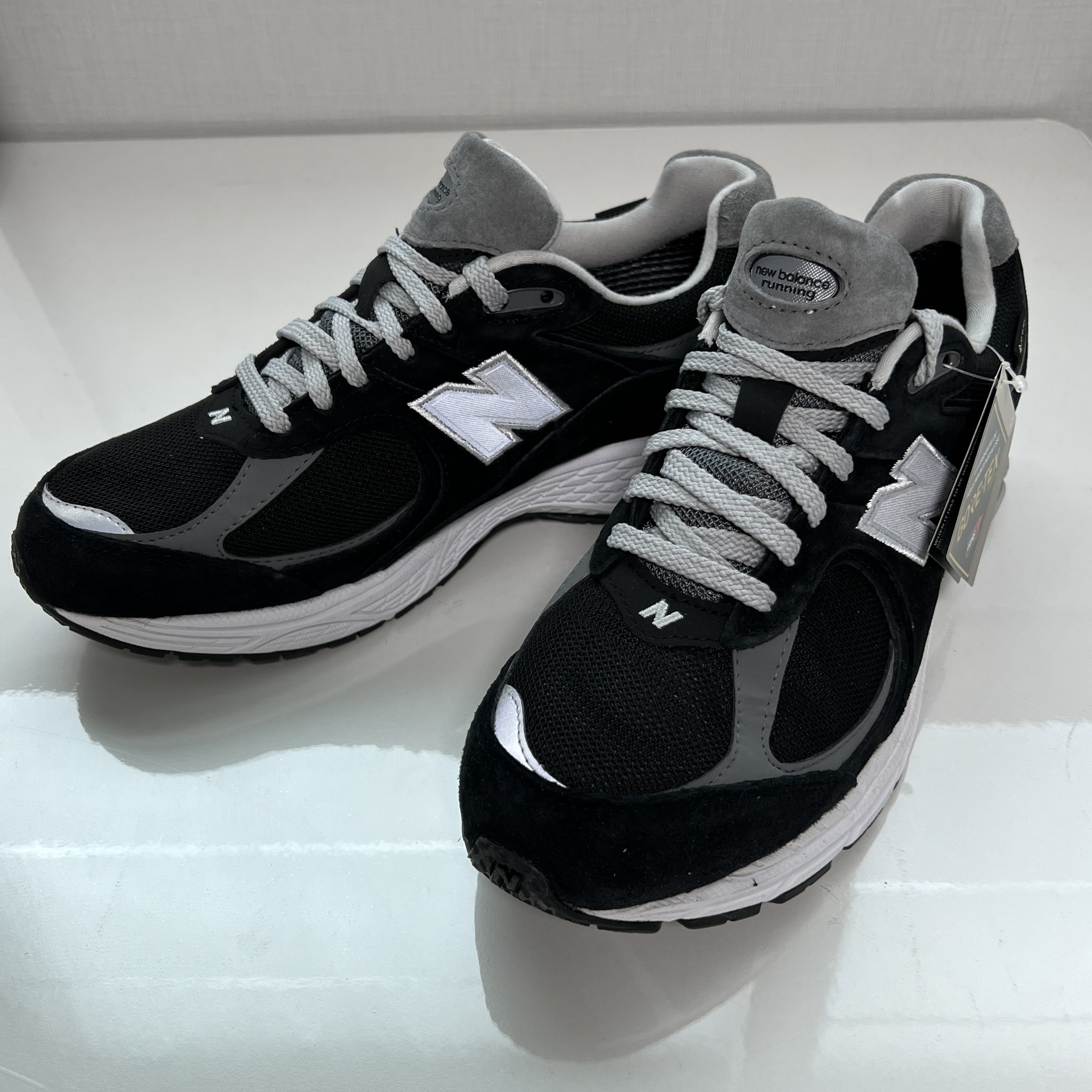 New Balance 2002R Gore-Tex Black Silver Metalic 착용 스타일 - 5