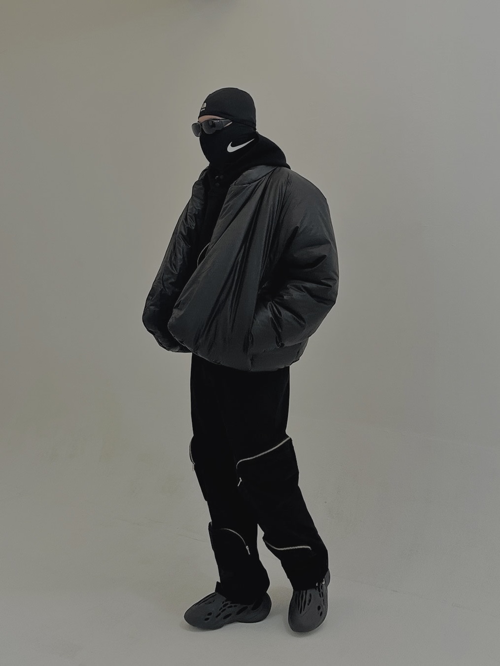 Adidas Yeezy Foam RNNR Onyx, Yeezy Gap Round Jacket Black 착용 스타일 - 1