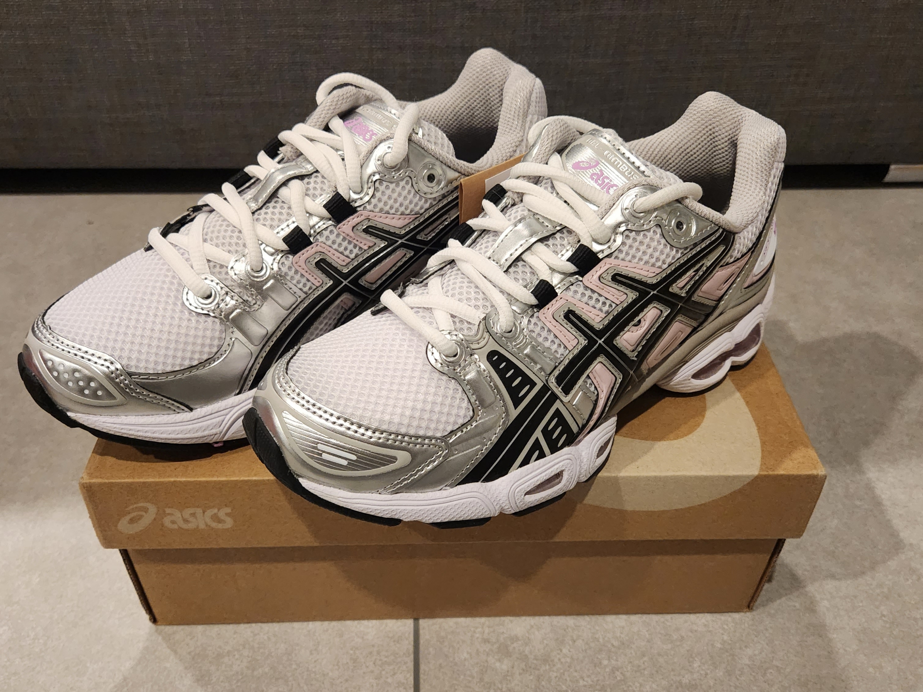 (W) Asics Gel-Nimbus 9 White Black 착용 스타일