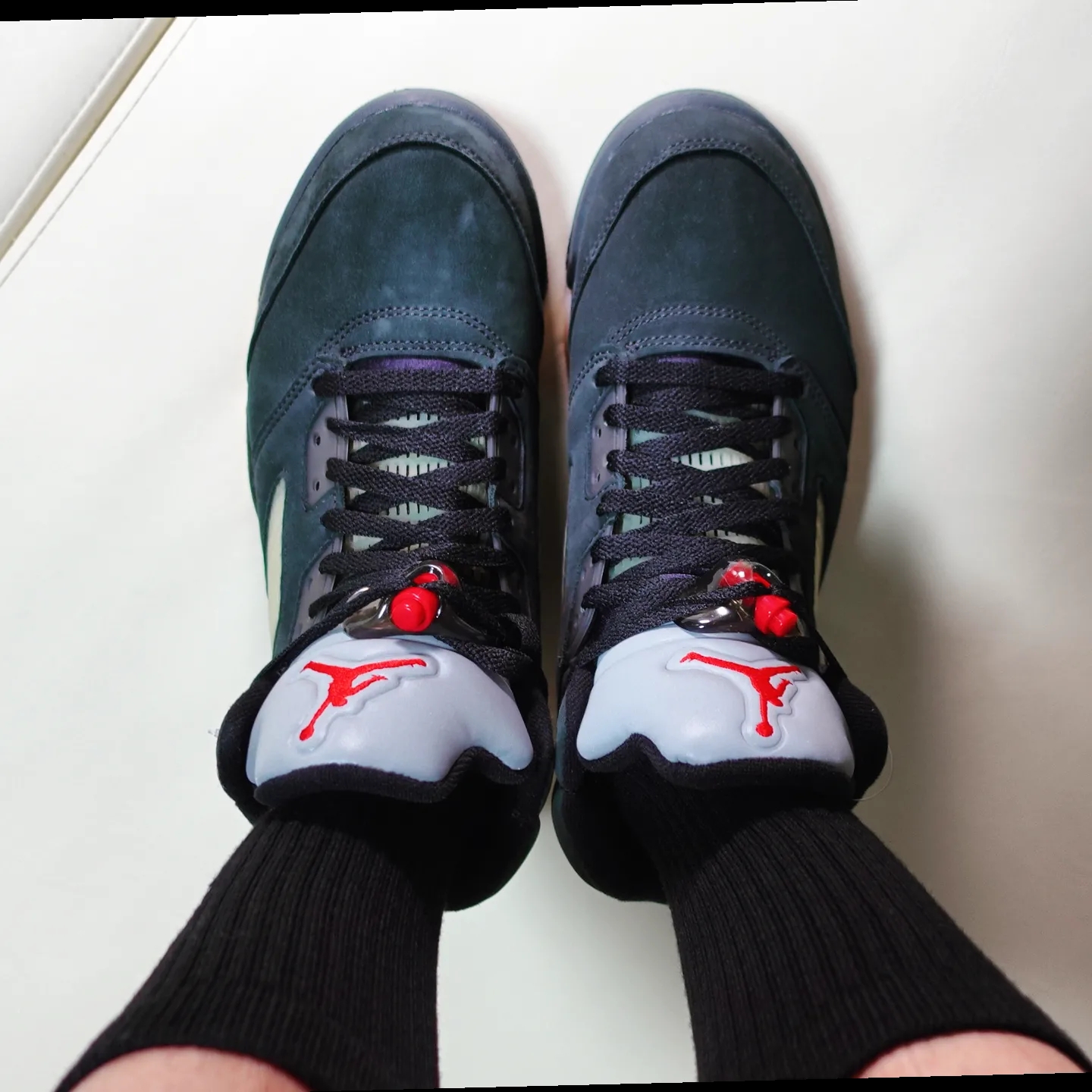 (W) Jordan 5 Retro Gore-Tex Off Noir Fire Red 착용 스타일 - 3