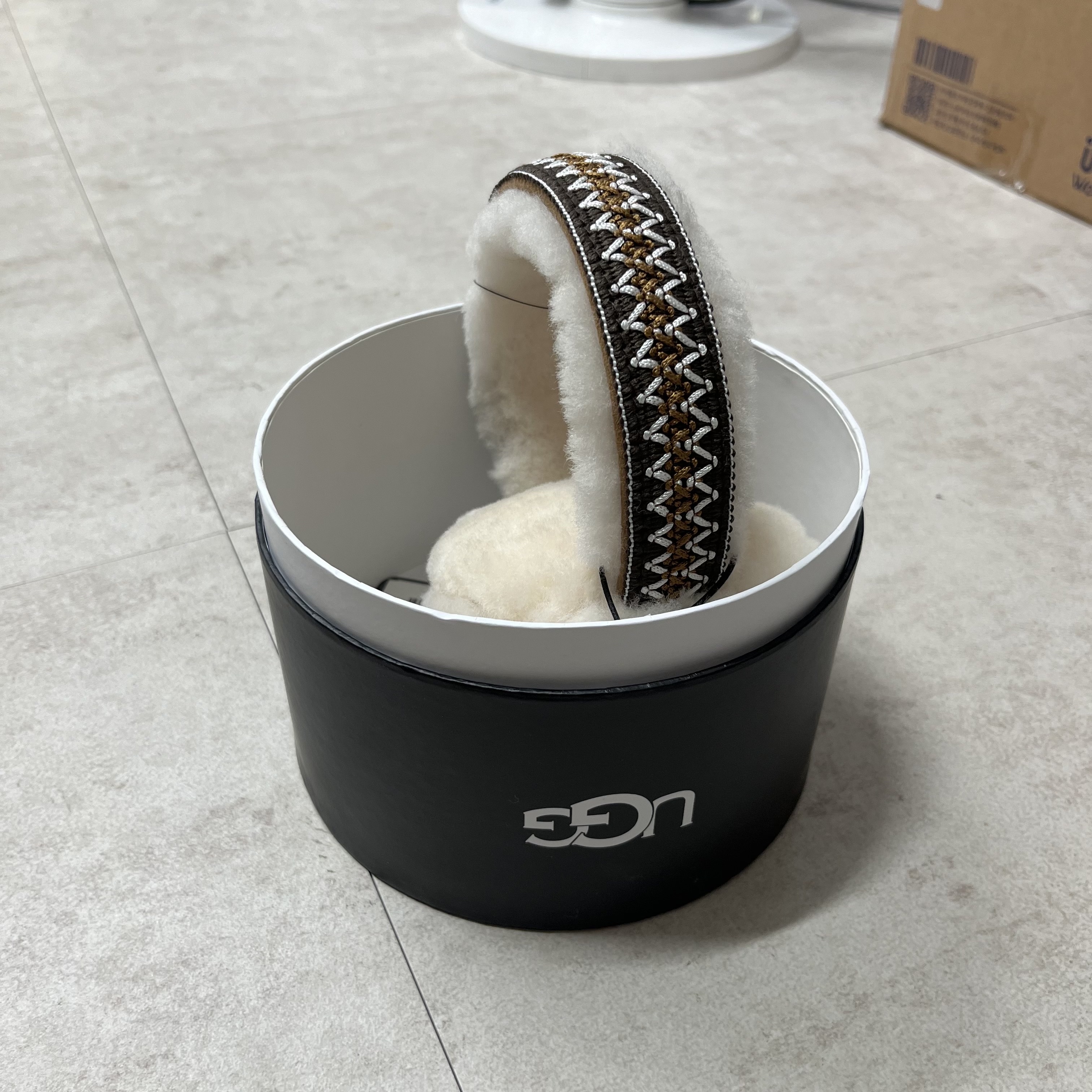 (W) UGG Sheepskin Tasman Earmuff Chestnut 착용 스타일 - 1