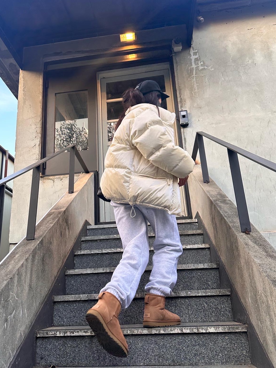 (W) UGG Classic Mini II Boots Chestnut 착용 스타일 - 2