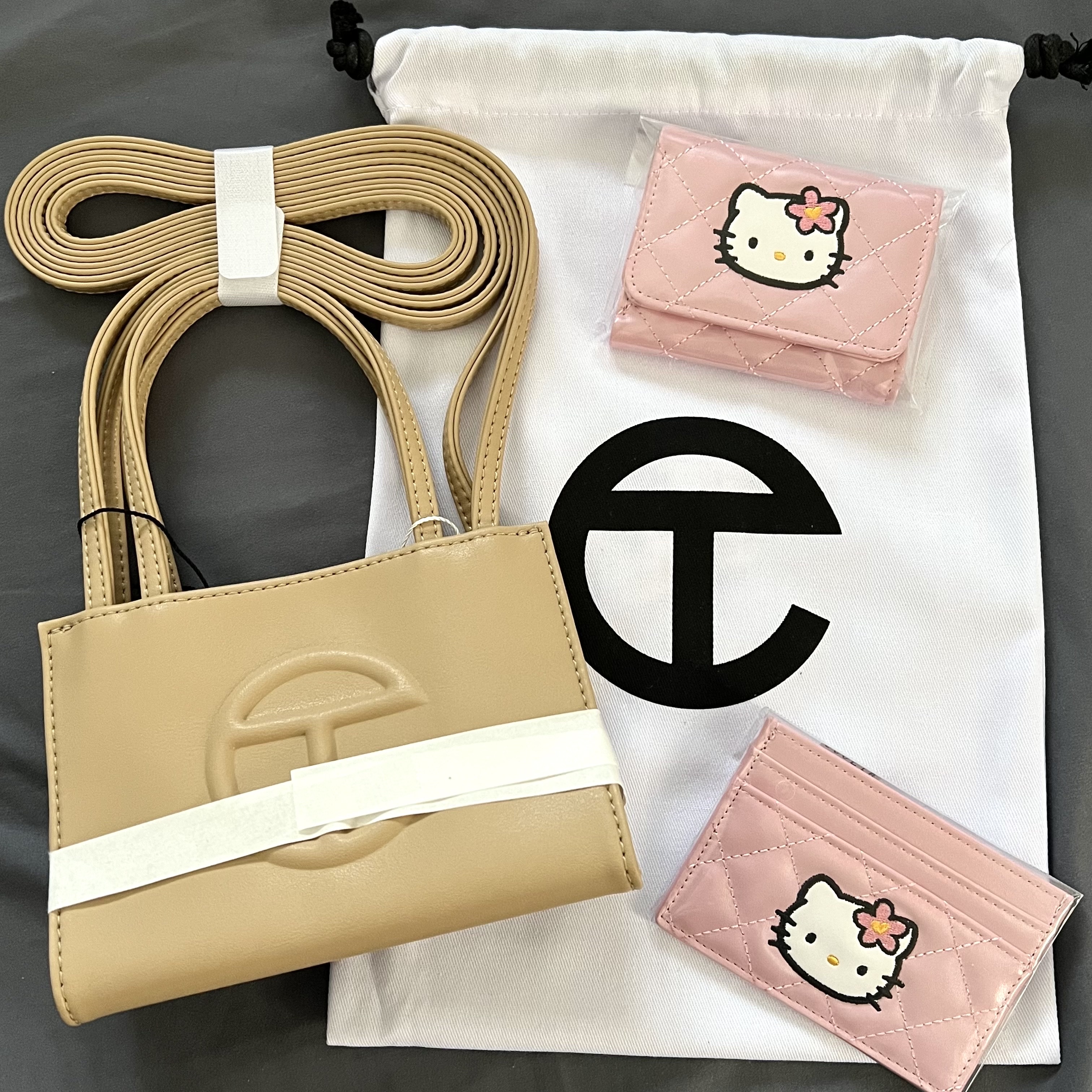 Telfar Small Shopping Bag Cream 착용 스타일