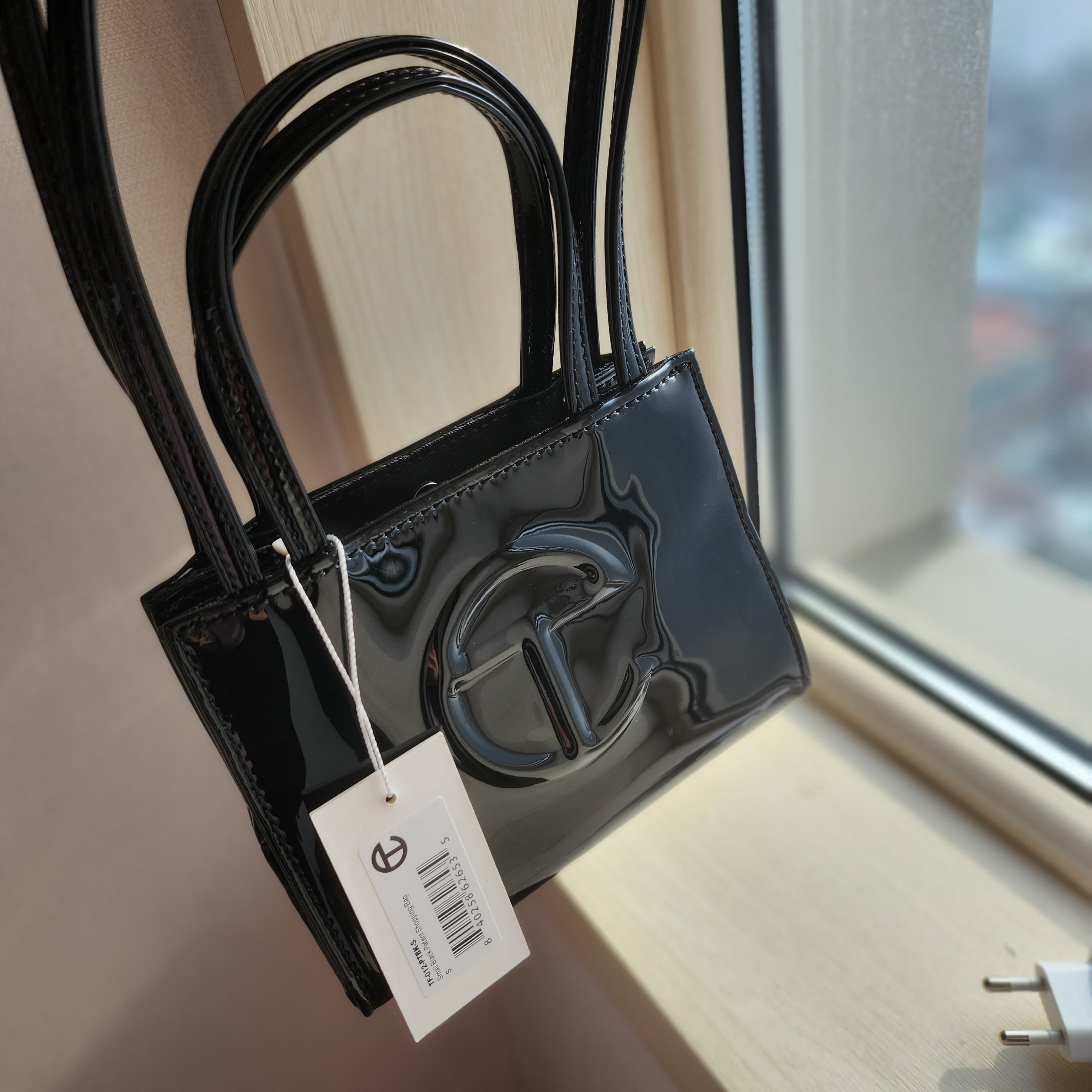 Telfar Small Patent Shopping Bag Black 착용 스타일 - 1