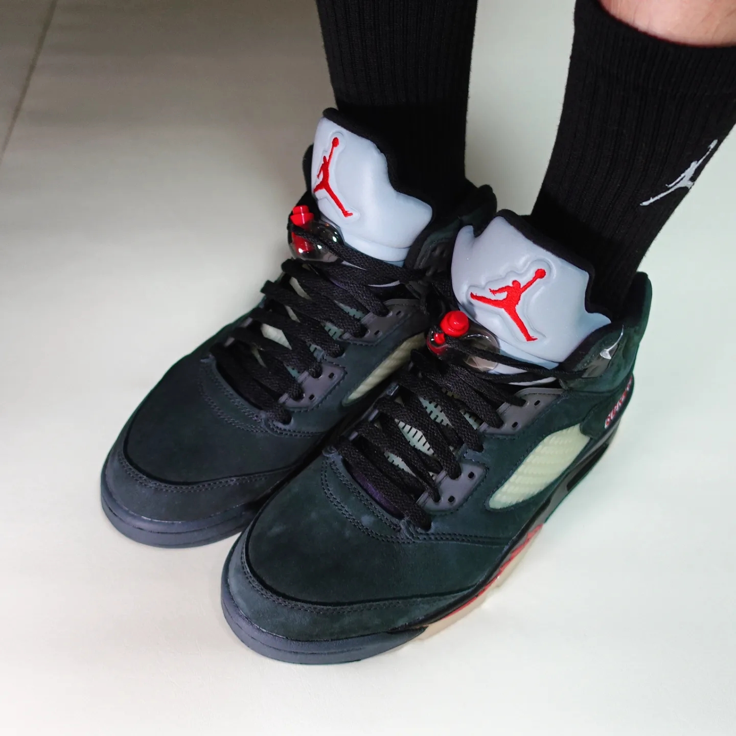 (W) Jordan 5 Retro Gore-Tex Off Noir Fire Red 착용 스타일 - 2