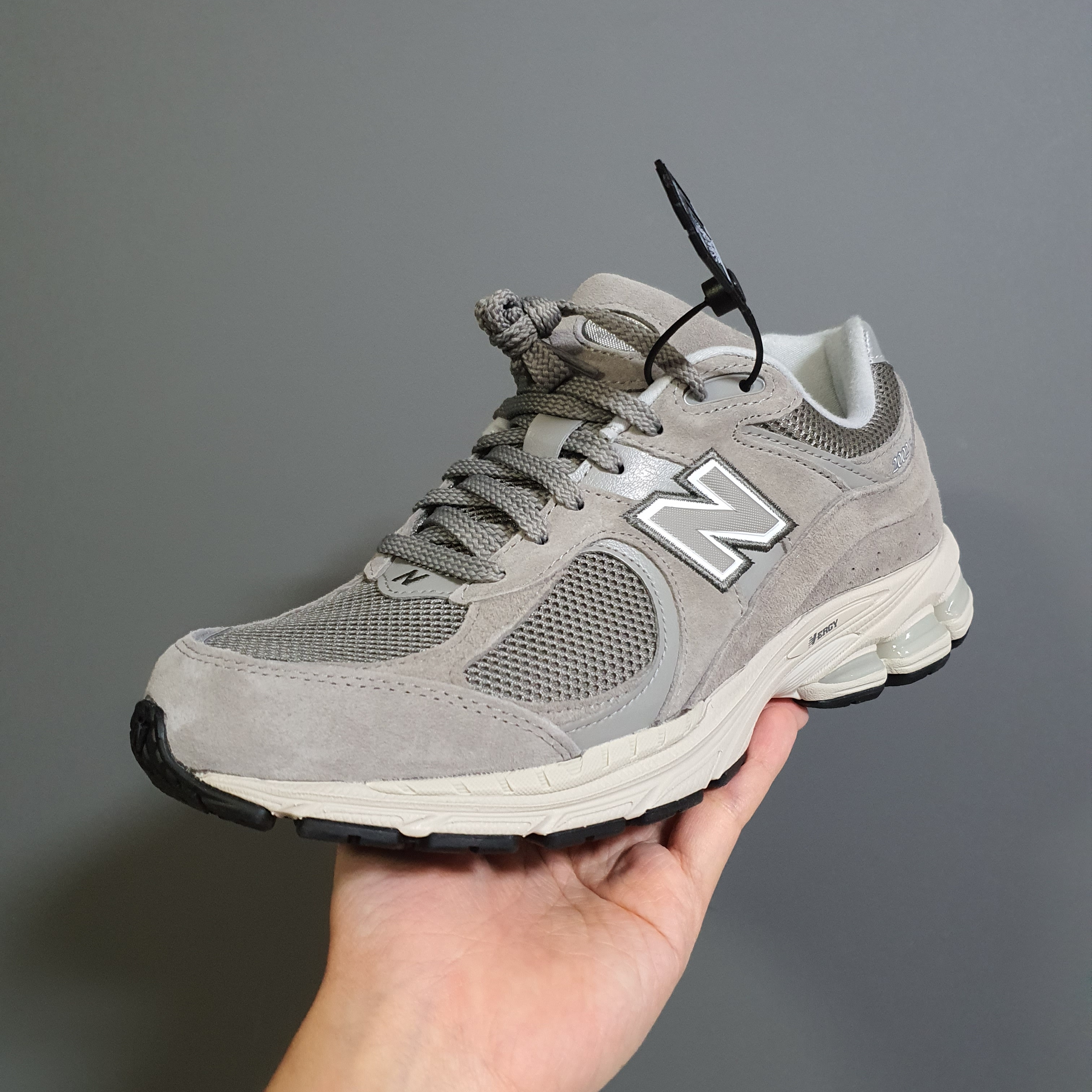 New Balance 2002R Grey 착용 스타일 - 1
