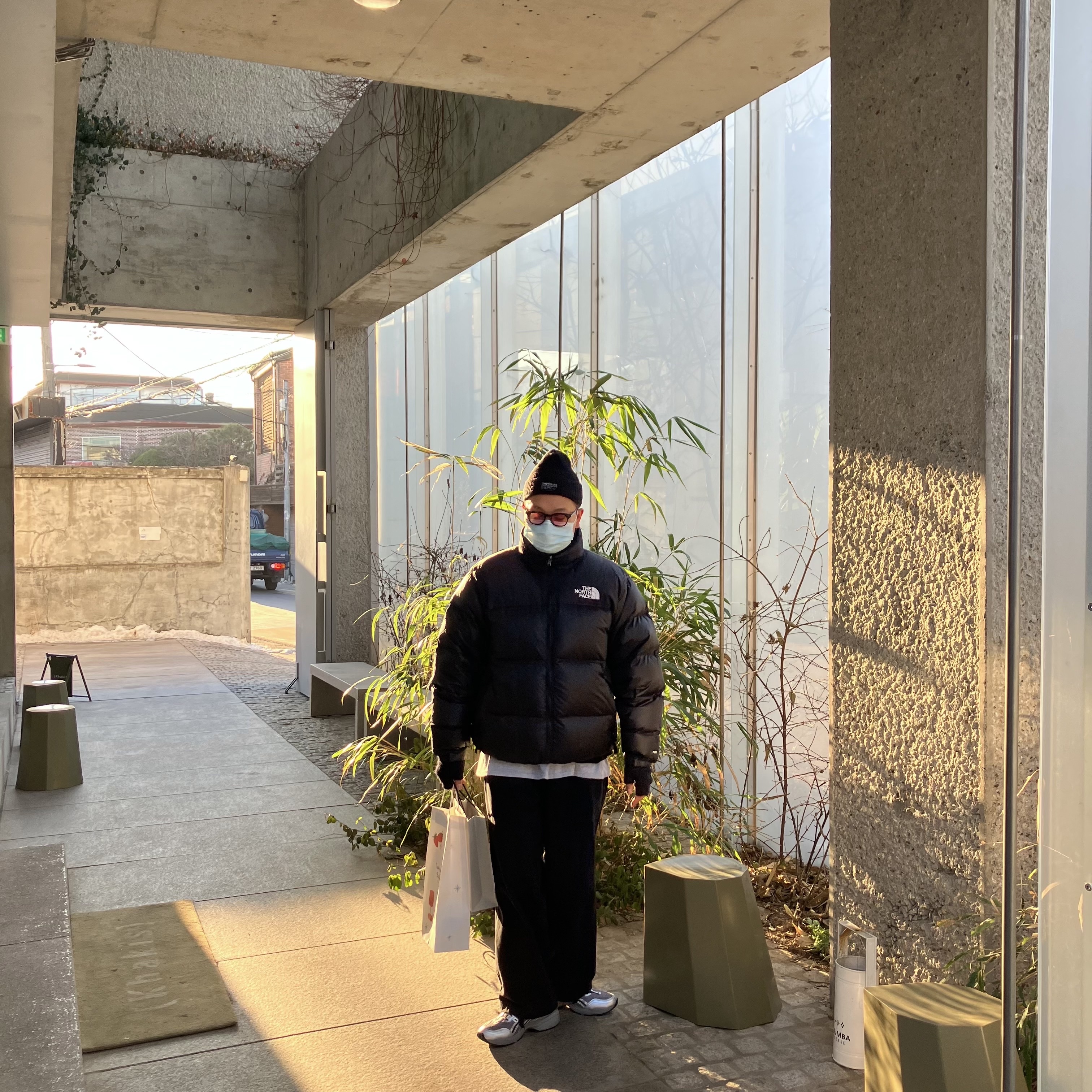 The North Face 1996 Retro Nuptse Down Jacket TNF Black, Asics x Freja Wewer Gel-1090 V2 Clay Grey Pure Silver 착용 스타일