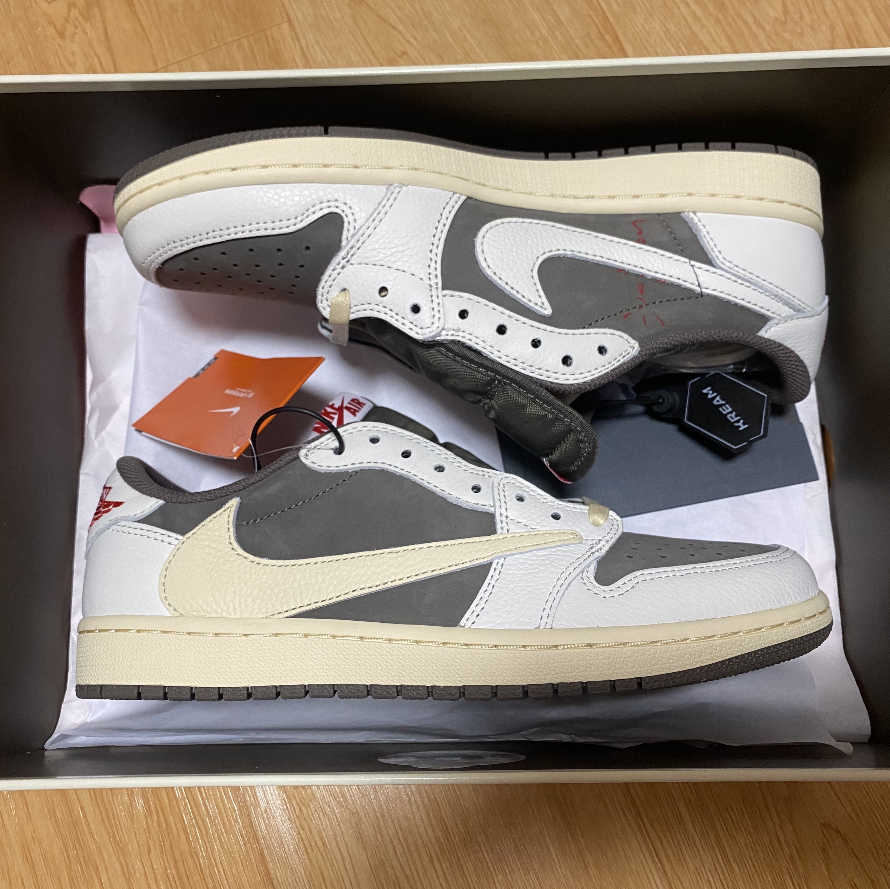 Jordan 1 x Travis Scott Retro Low OG SP Sail and Ridgerock 착용 스타일 - 2