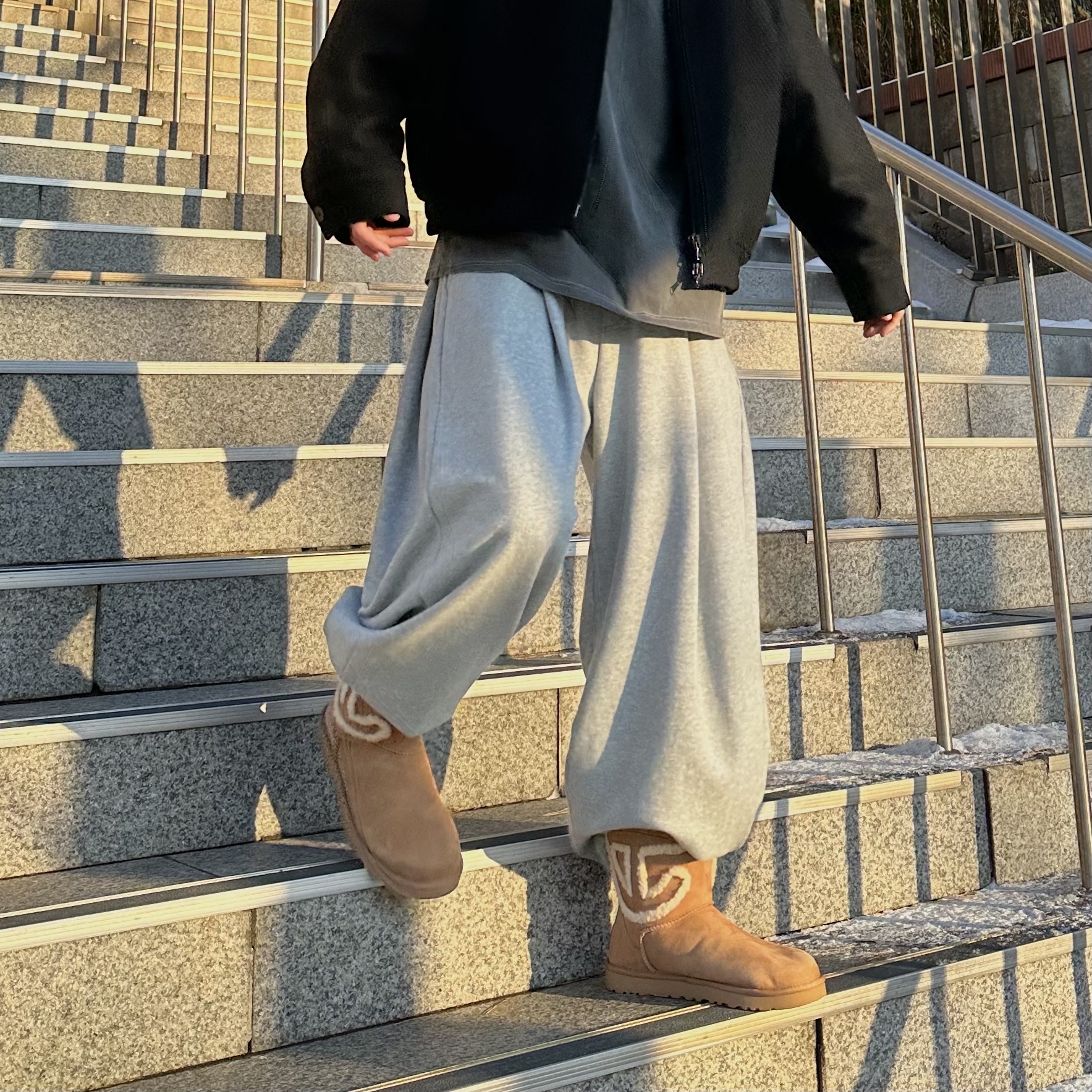 UGG x Telfar Logo Mini Chestnut 착용 스타일 - 3