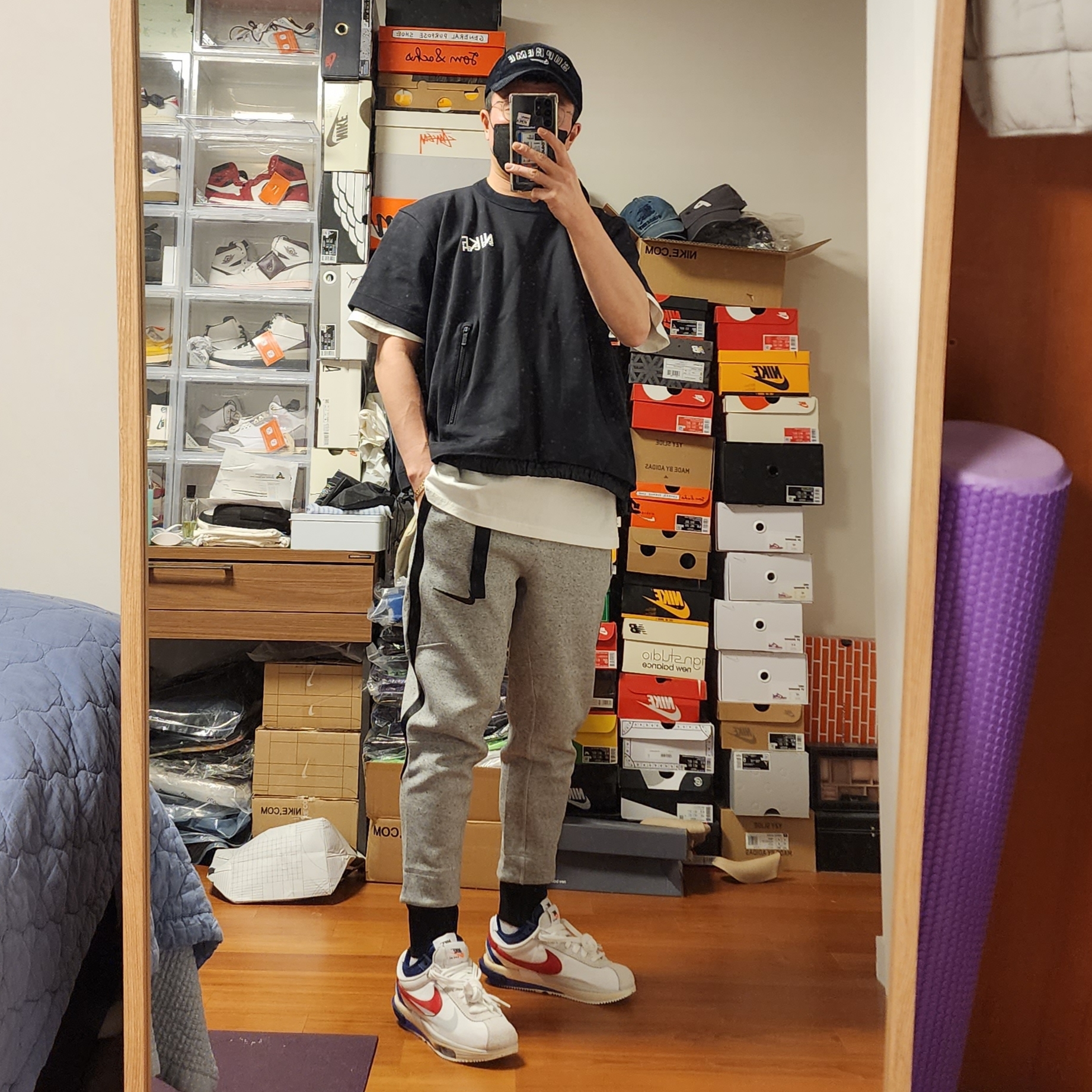 Nike x Sacai NRG Short Sleeve Top Black - Asia, Nike x Sacai NRG Fleece Pants Dark Grey Heather - Asia 착용 스타일 - 1