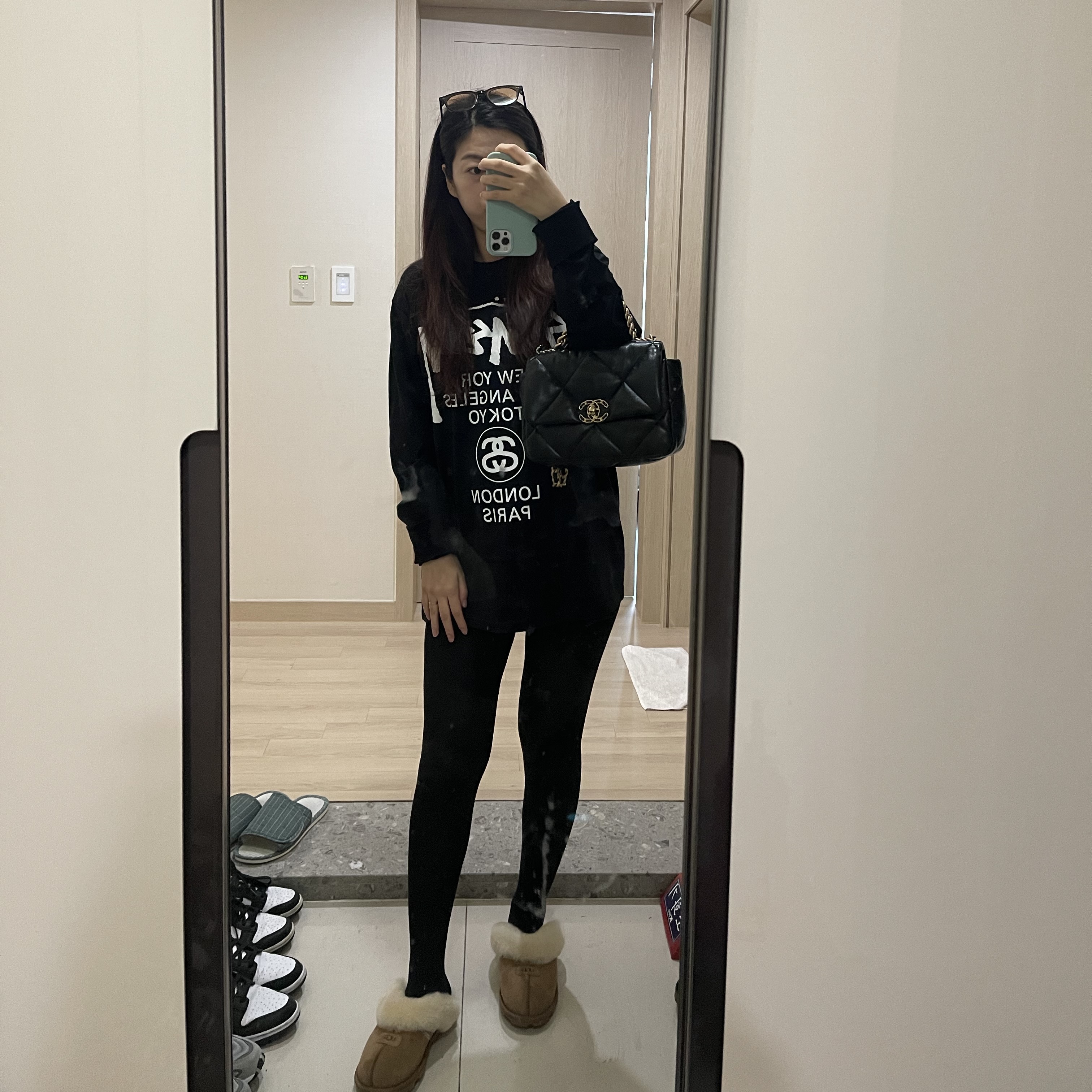 Stussy World Tour LS T-Shirt Black, (W) UGG Coquette Slipper Chestnut 착용 스타일 - 1