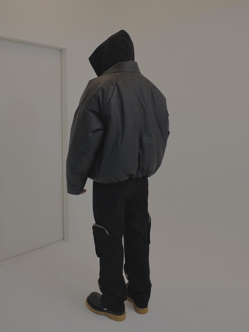 Adidas Yeezy Foam RNNR Onyx, Yeezy Gap Round Jacket Black 착용 스타일 - 2