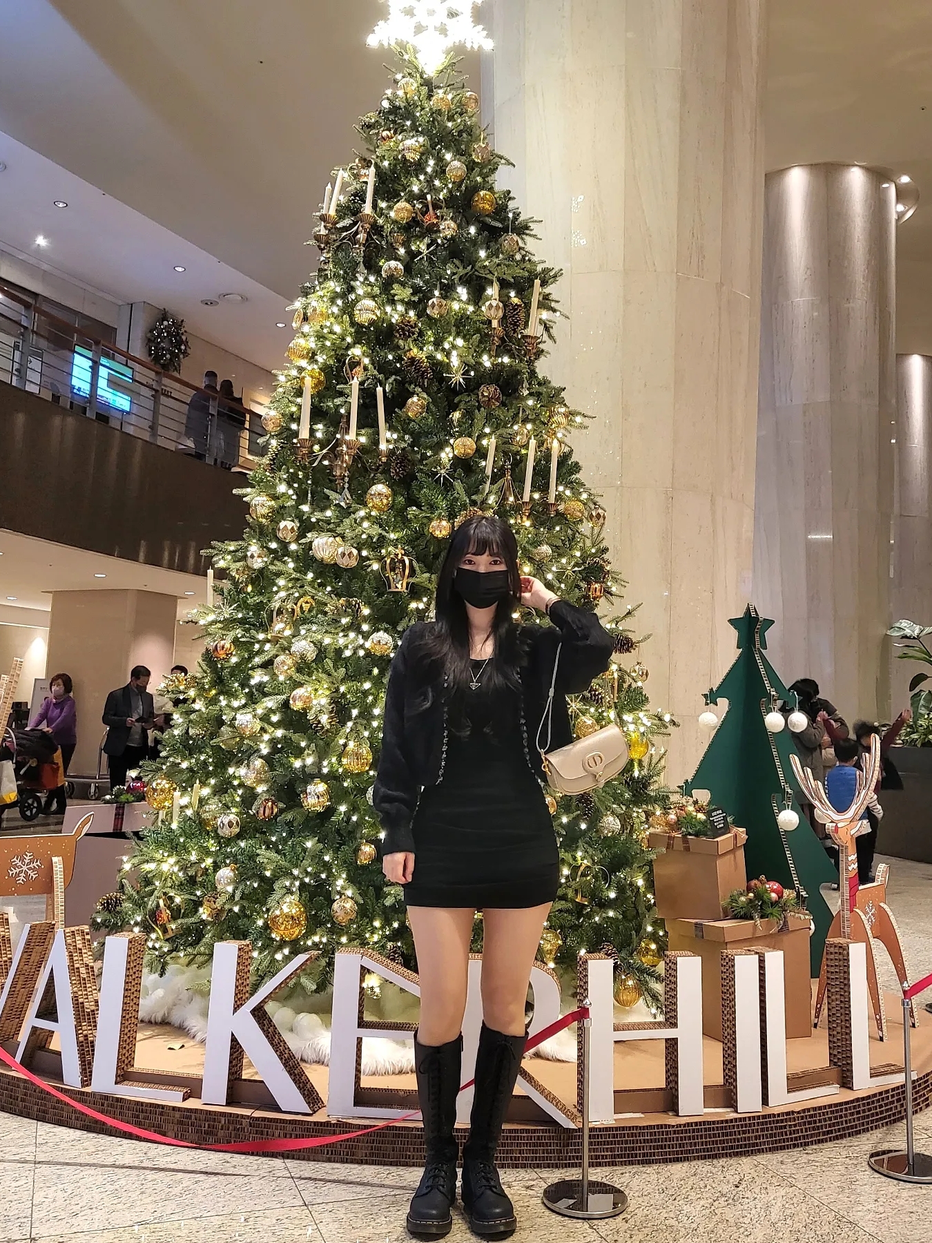 Prada Symbole Necklace Black, Dior Bobby East West Bag Box Calfskin Sand Colored 착용 스타일 - 2