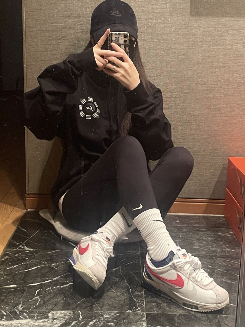 Nike x Sacai Zoom Cortez SP White and University Red, Nike x Sacai Zoom Cortez SP Iron Grey 착용 스타일 - 1