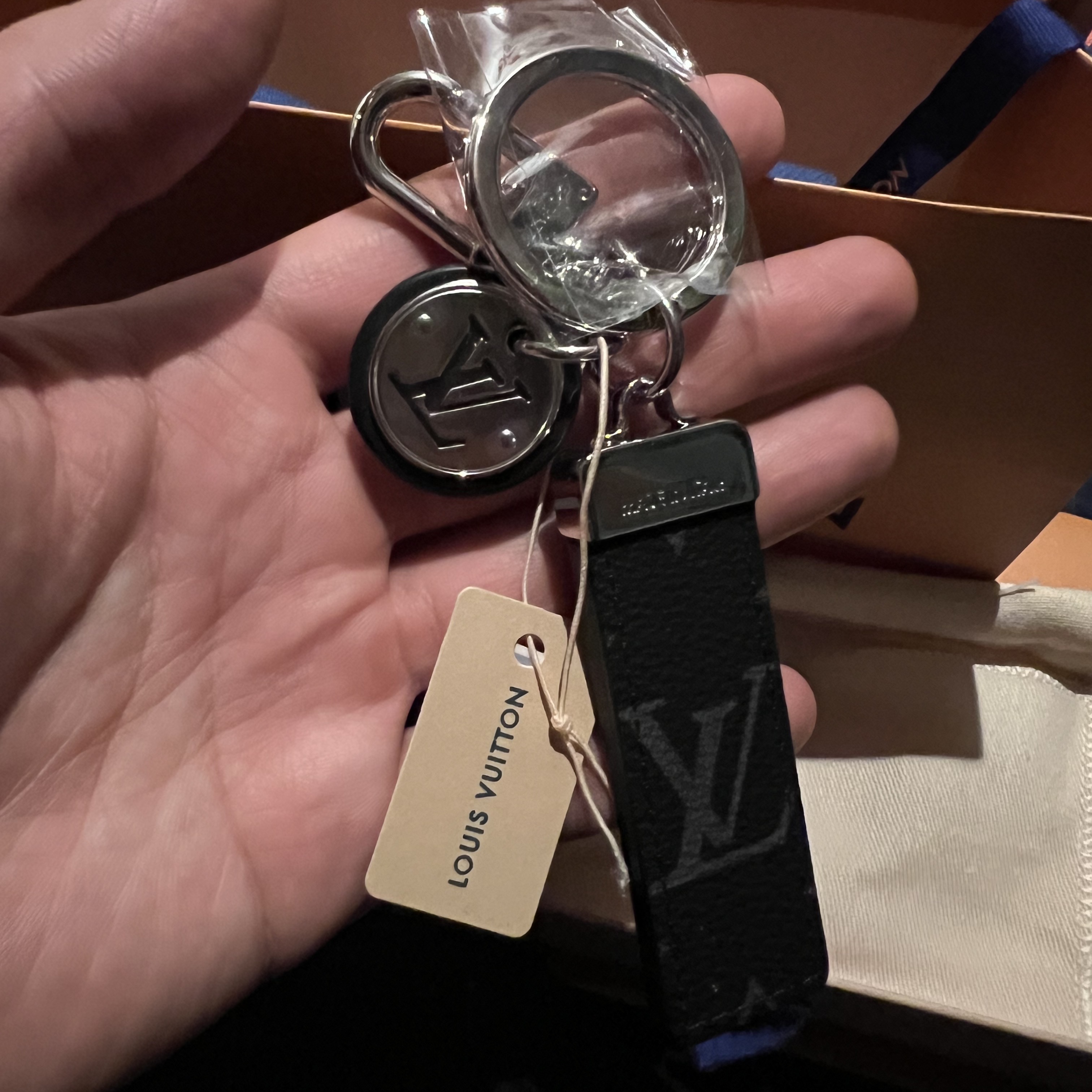 Louis Vuitton Neo LV Club Bag Charm and Key Holder Monogram Eclipse 착용 스타일 - 1