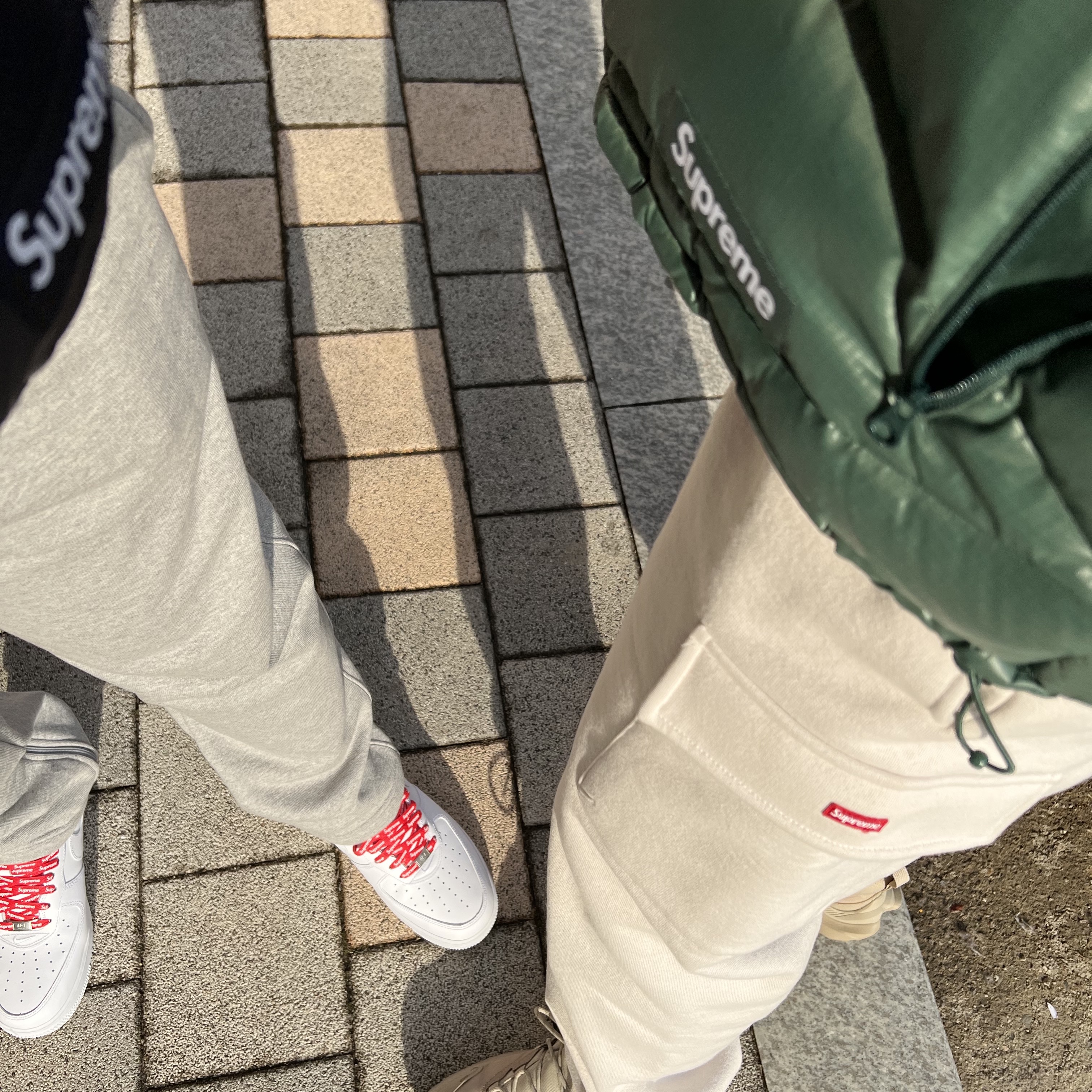 Supreme Reversible Featherweight Down Puffer Jacket Black - 22FW, Supreme Reversible Featherweight Down Puffer Jacket Olive - 22FW 착용 스타일