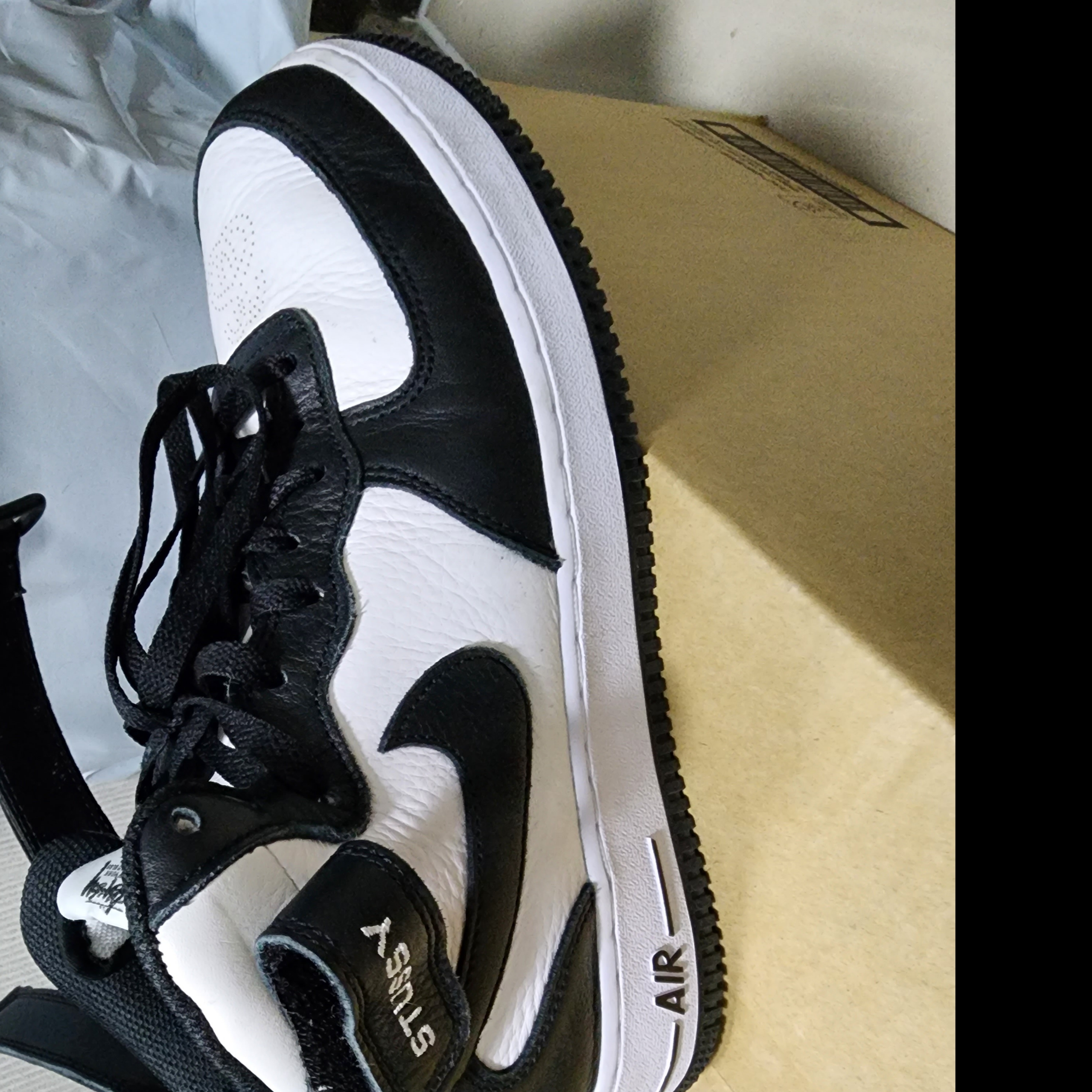 Nike x Stussy Air Force 1 '07 Mid SP Black and Light Bone 착용 스타일