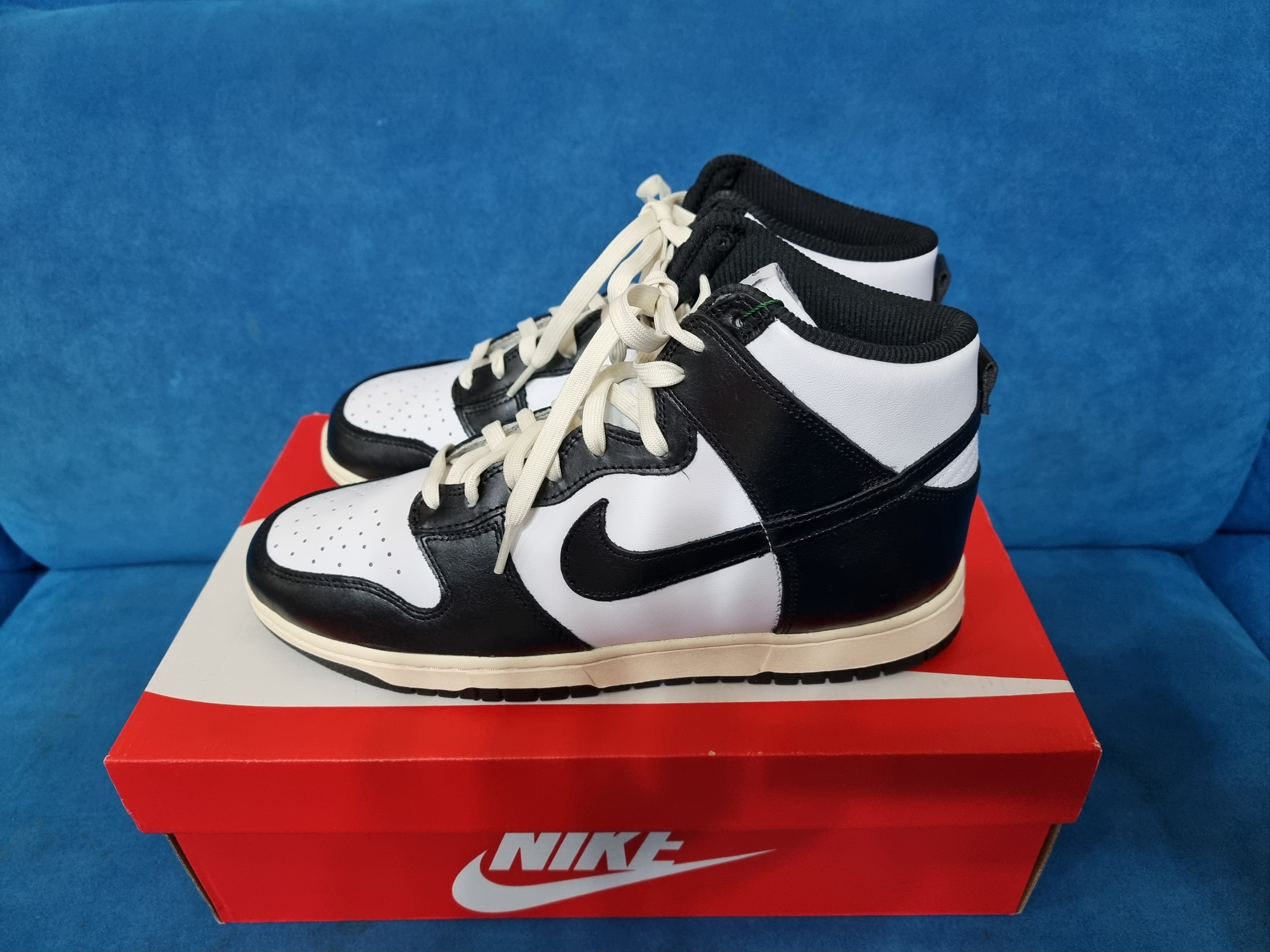 (W) Nike Dunk High Vintage Black 착용 스타일 - 1