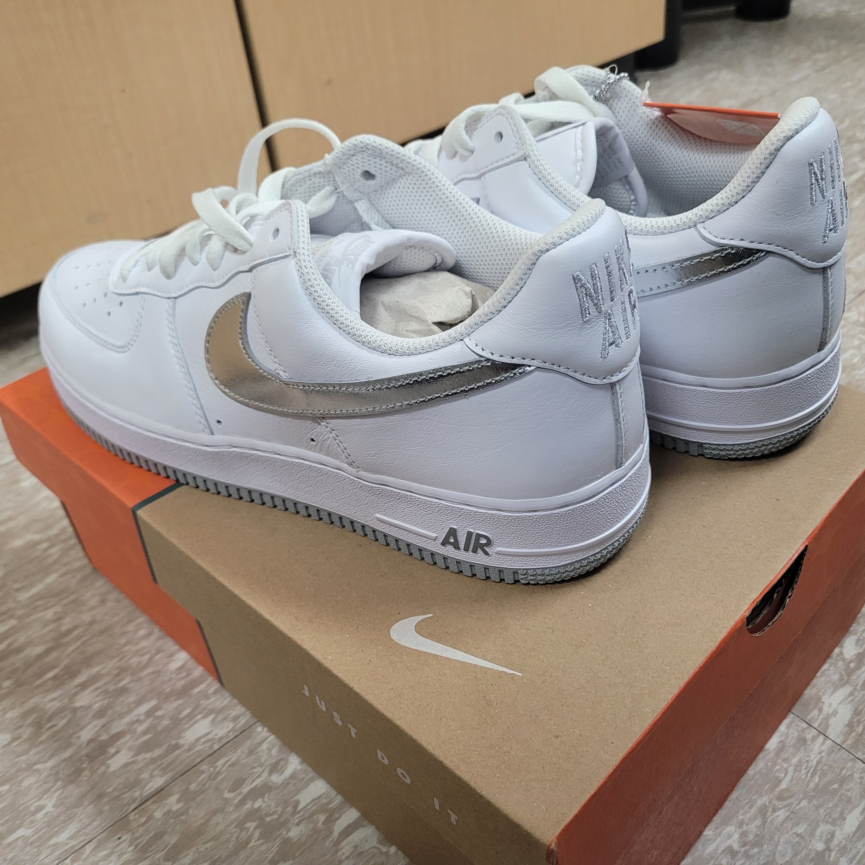 Nike Air Force 1 Low Retro Color of the Month White Metallic Silver 착용 스타일 - 2
