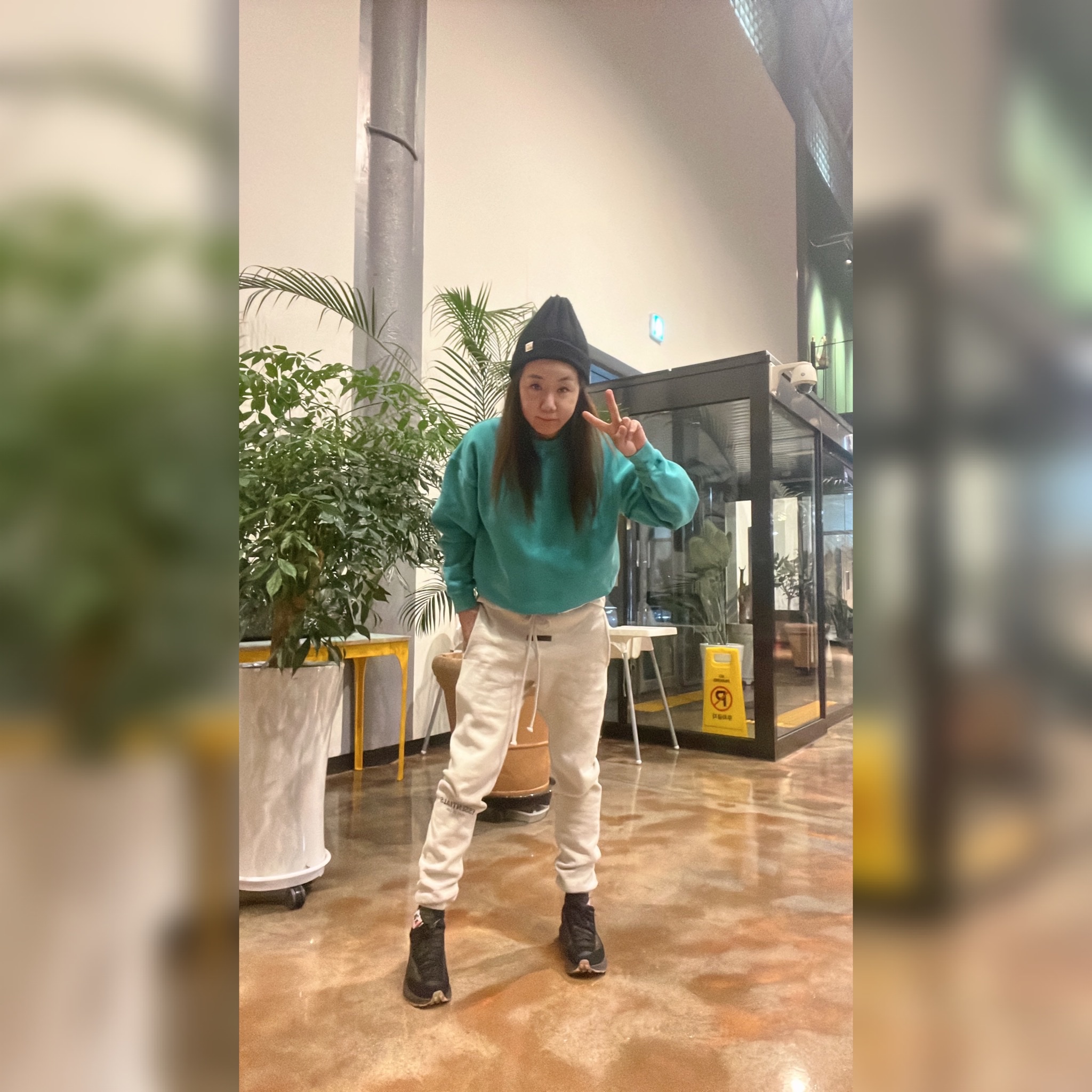 IAB Studio Pigment Sweatshirt & Mini Bag Jade, Essentials The Core Collection Sweatpants Light Oatmeal 착용 스타일 - 1