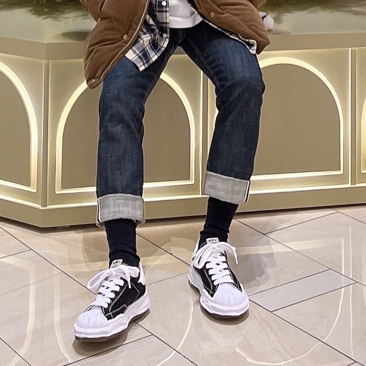 Maison Mihara Yasuhiro Blakey OG Sole Canvas Low-top Sneakers Black White 착용 스타일 - 2