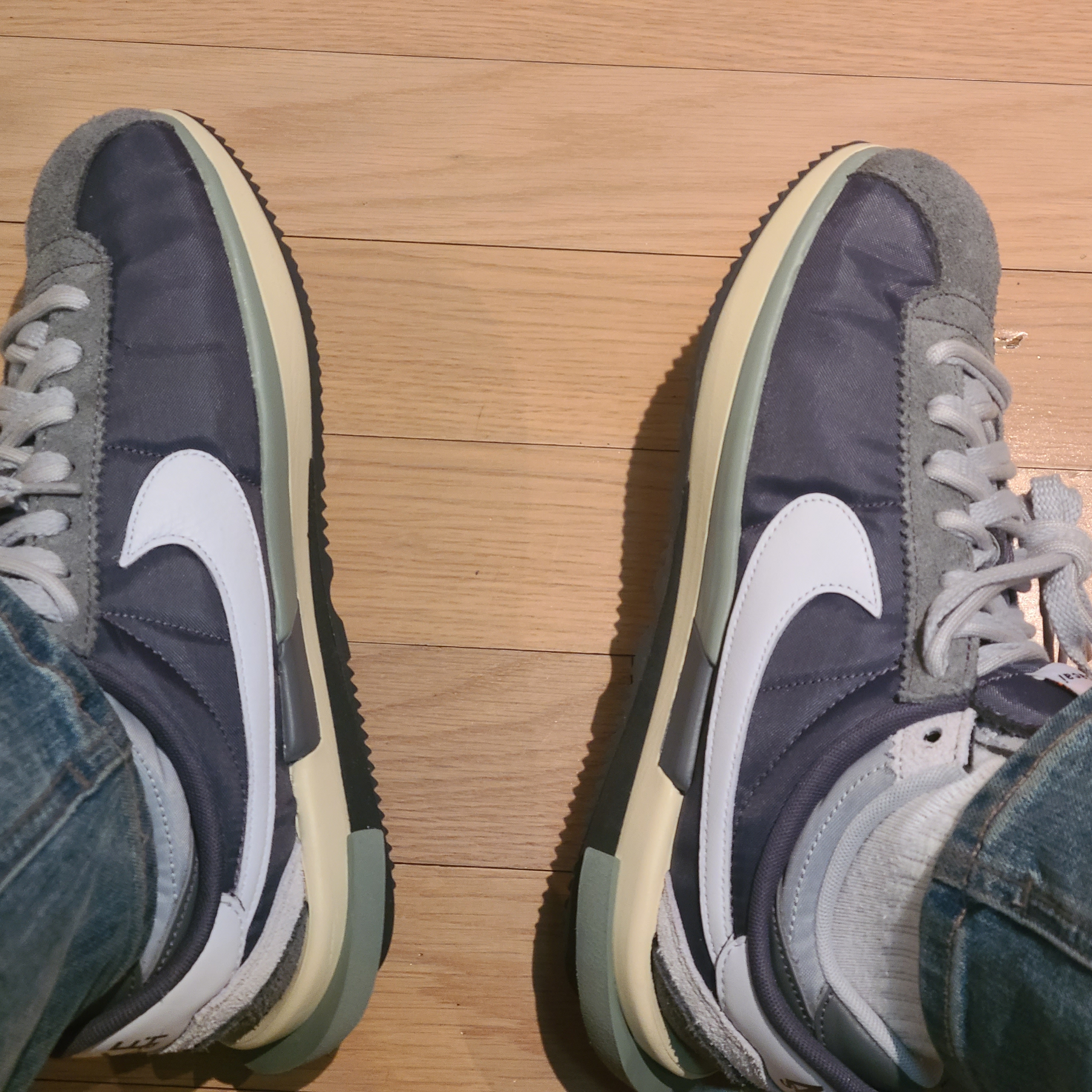 Nike x Sacai Zoom Cortez SP Iron Grey 착용 스타일 - 5
