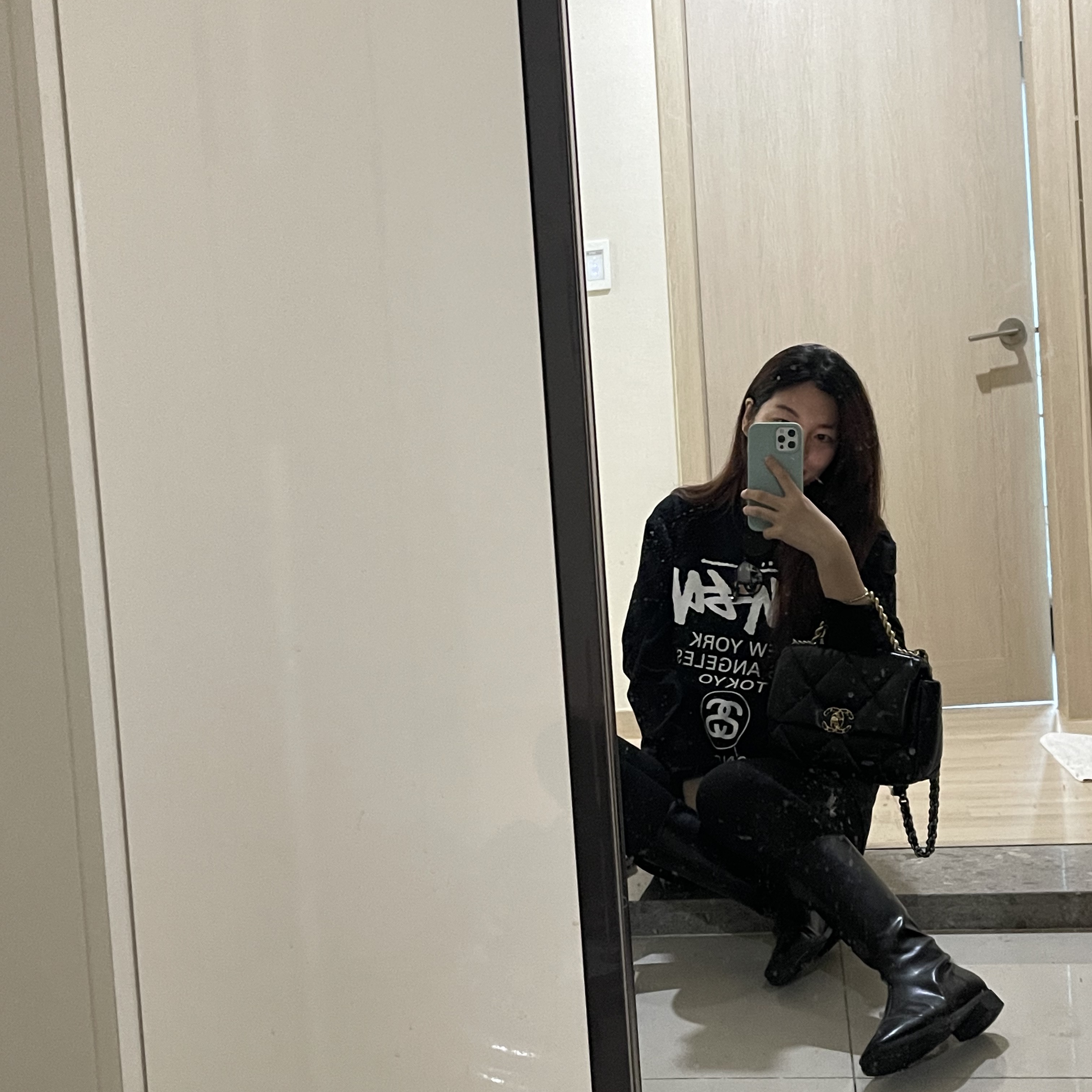 Stussy World Tour LS T-Shirt Black, (W) UGG Coquette Slipper Chestnut 착용 스타일 - 3