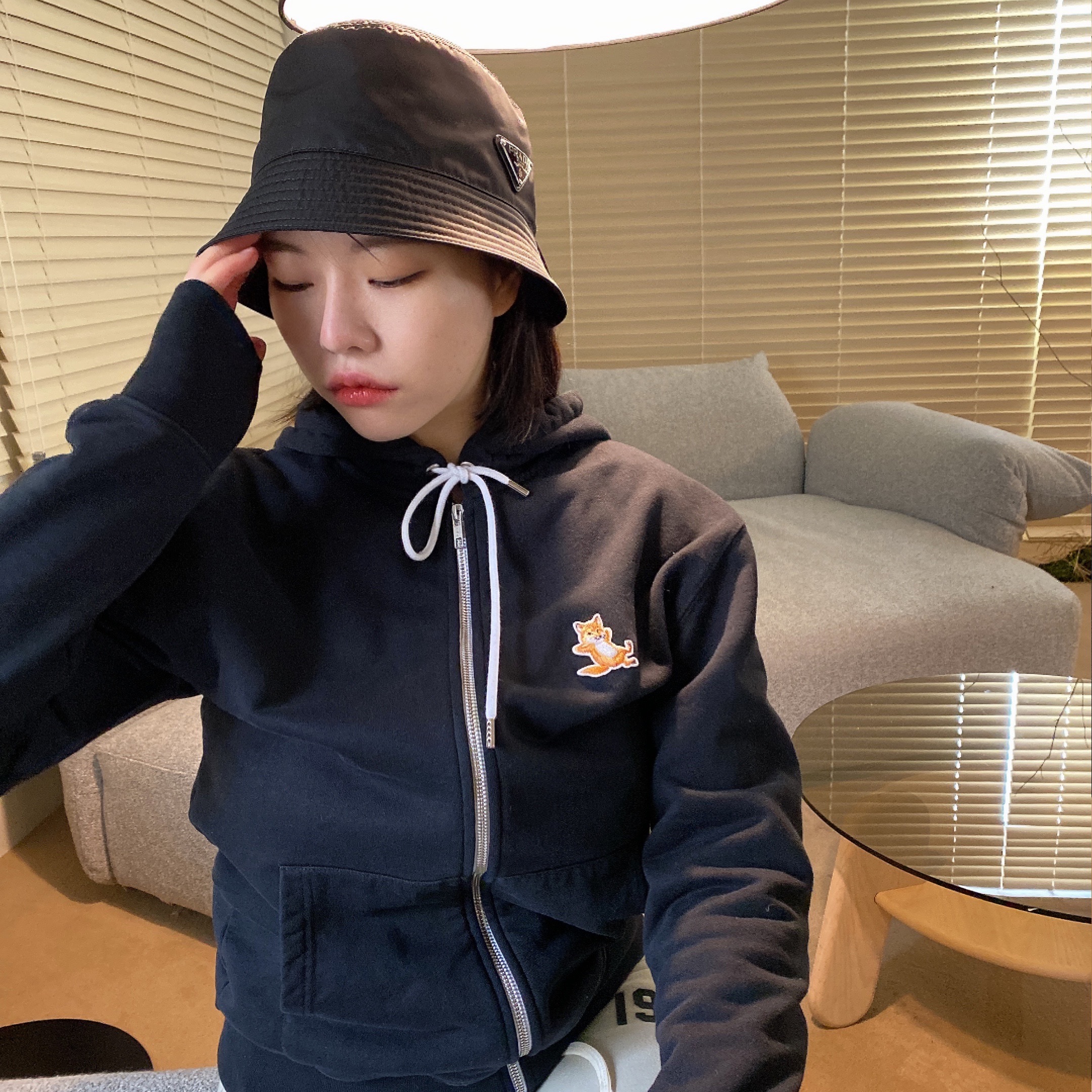 Prada Re-Nylon Visor Bucket Hat Black, Maison Kitsune Chillax Fox Patch Zipped Hoodie Black 착용 스타일 - 3