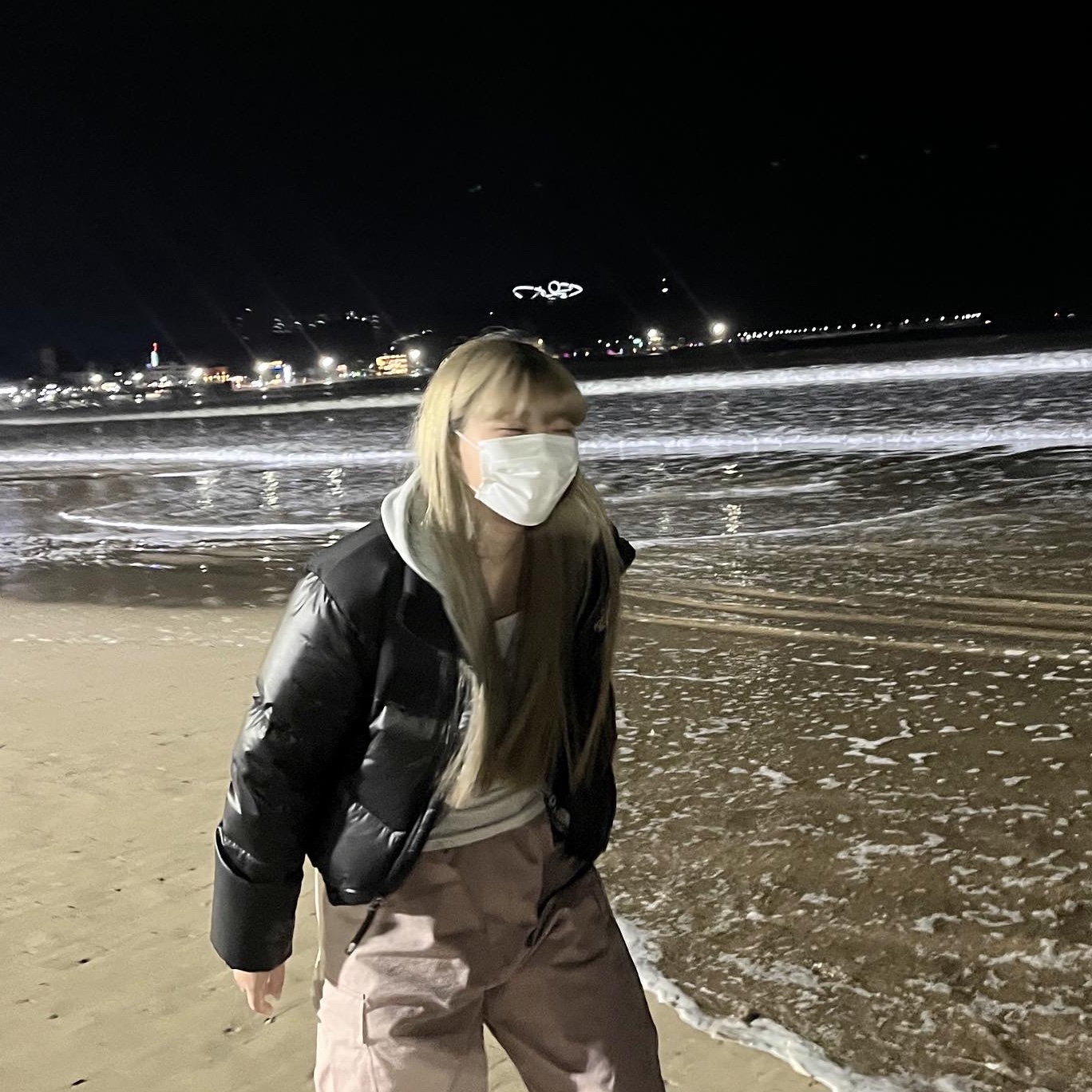(W) The North Face White Label Novelty Nuptse Down Jacket Black 착용 스타일 - 2