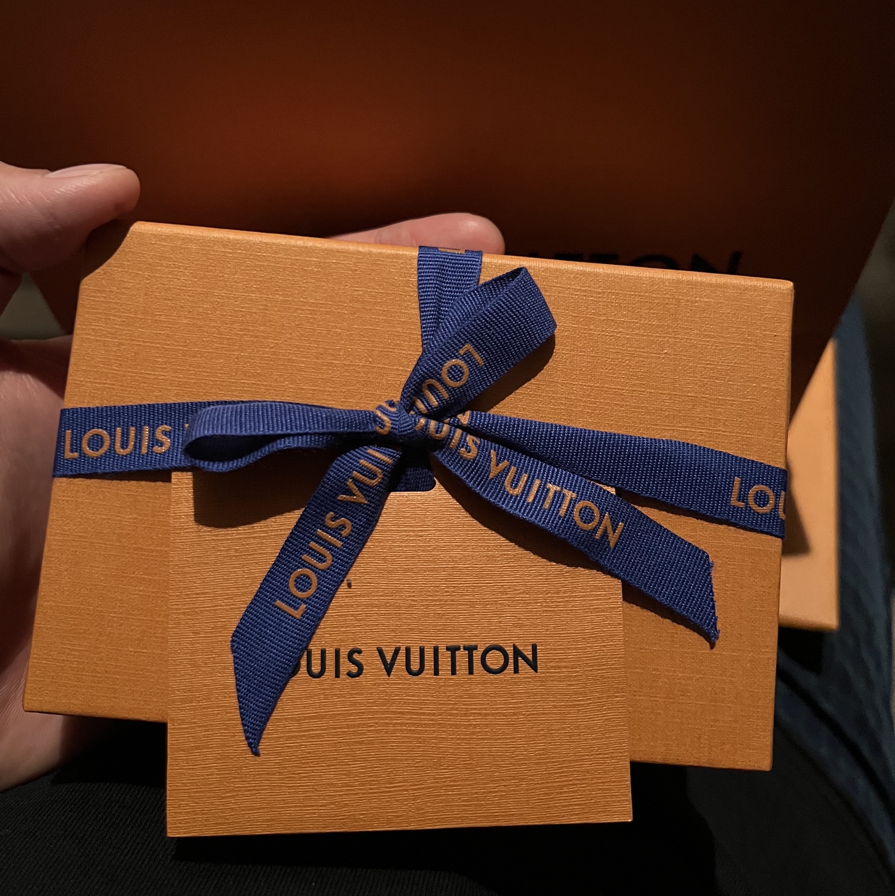 Louis Vuitton Neo LV Club Bag Charm and Key Holder Monogram Eclipse 착용 스타일 - 2