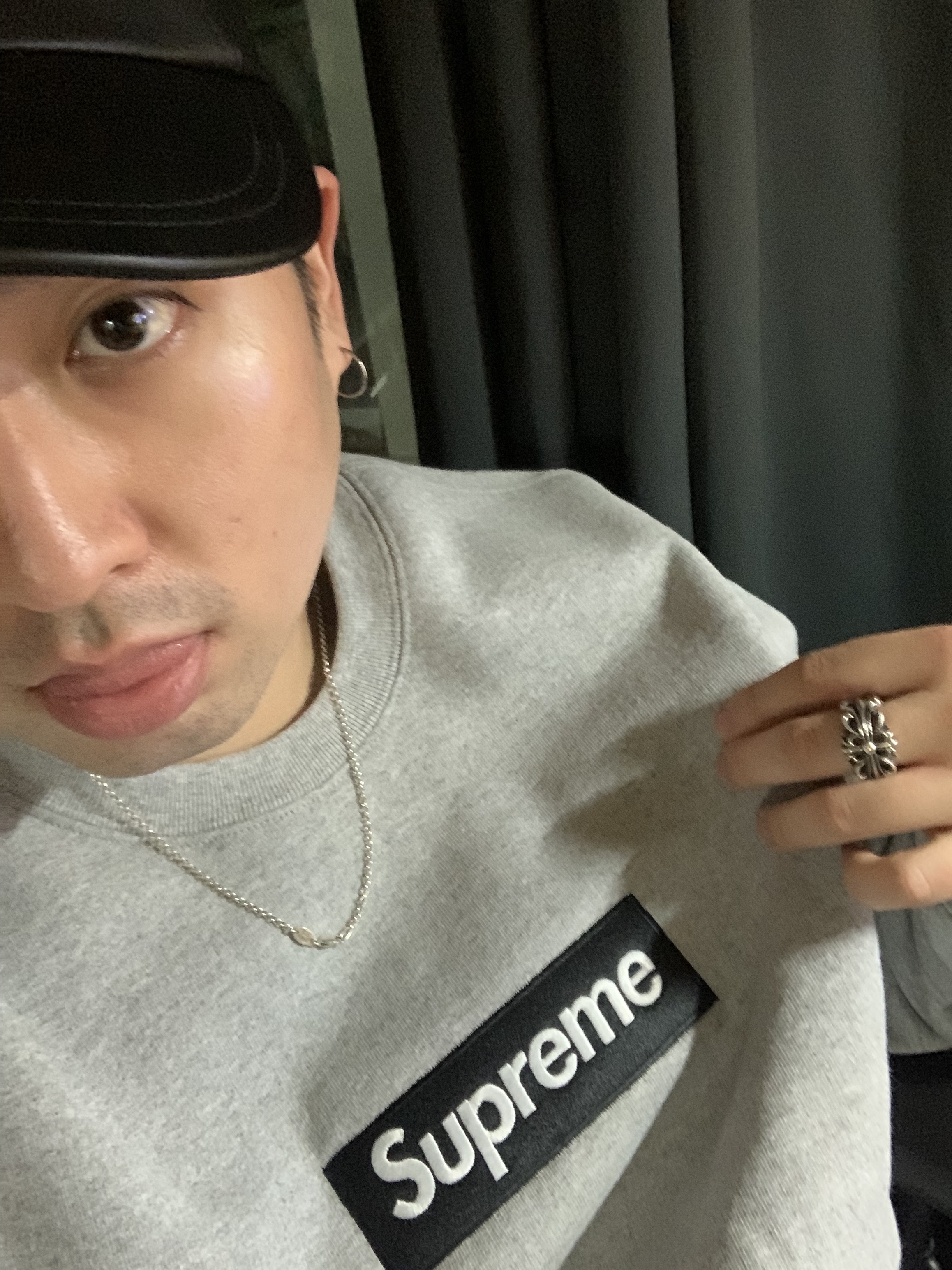 Supreme Box Logo Crewneck Heather Grey - 22FW, Supreme x The North Face Leather 6-Panel Black - 18FW 착용 스타일 - 1