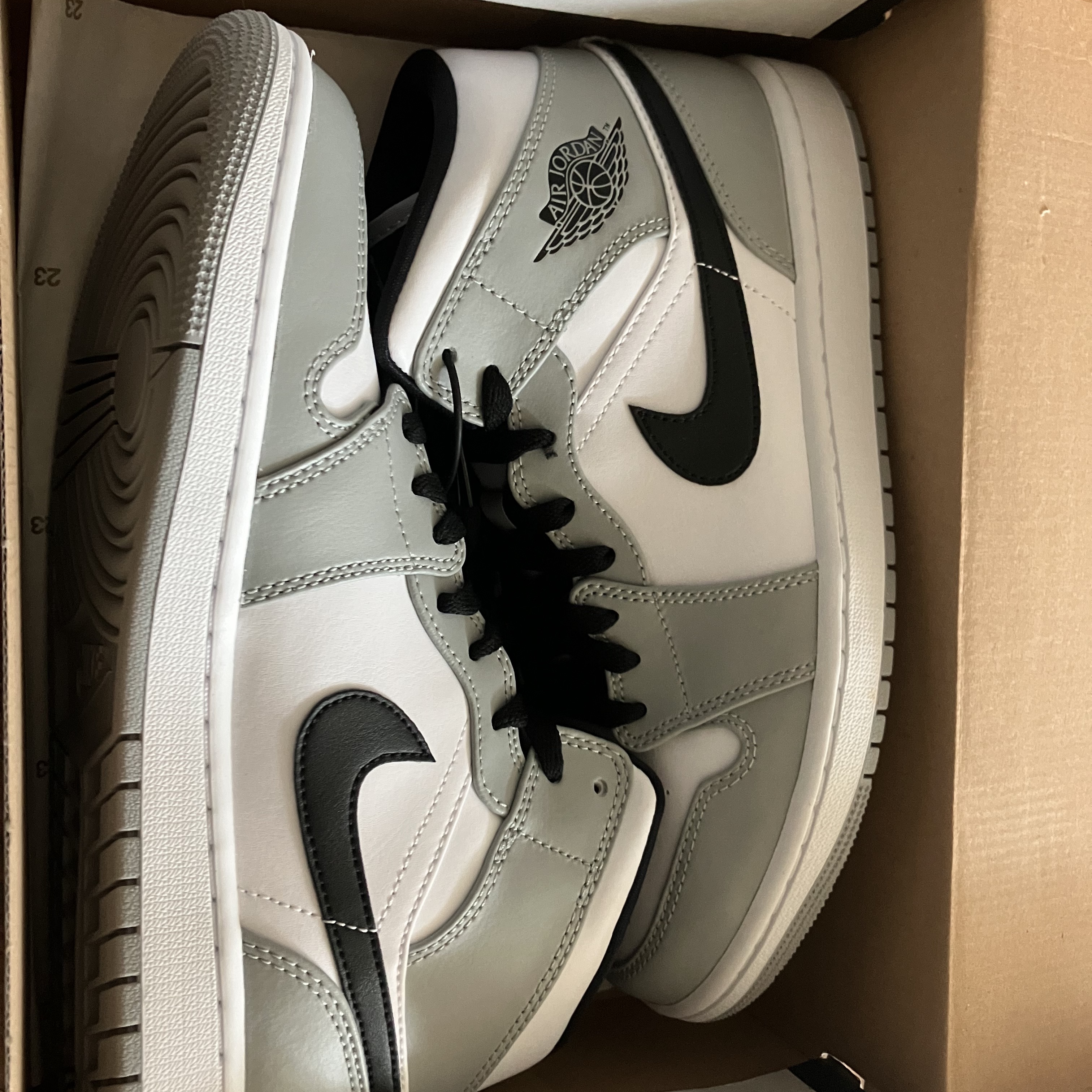 Jordan 1 Mid Light Smoke Grey 착용 스타일