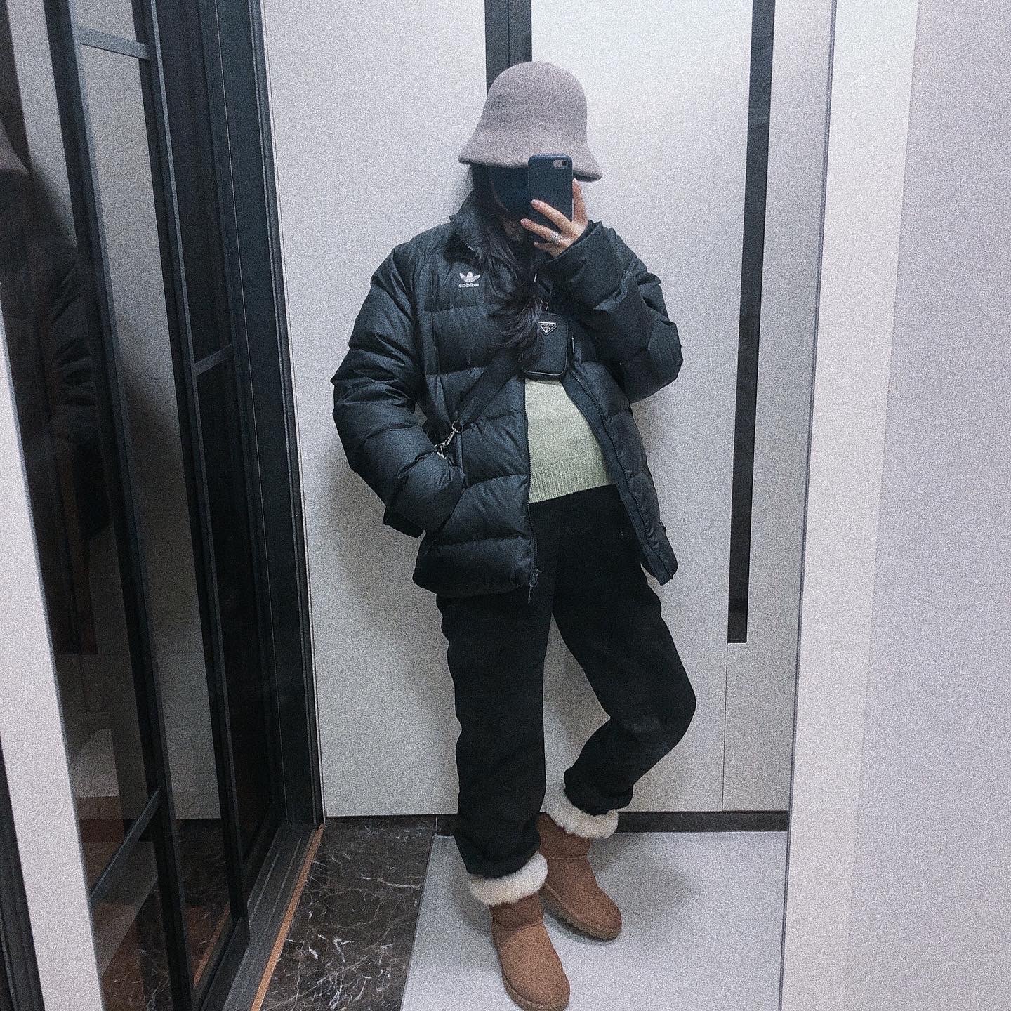 (W) Vivienne Westwood Line Orb Embroidery Basque Crochet Bucket Hat Mocha Brown, (W) UGG Classic Short II Boots Chestnut 착용 스타일