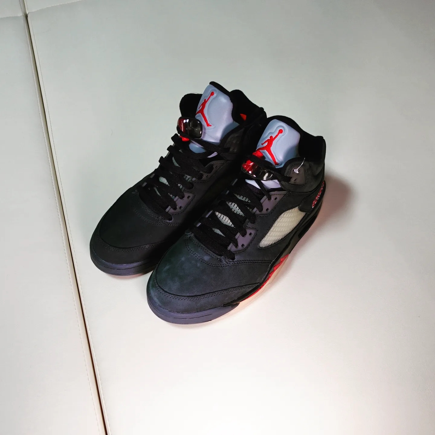 (W) Jordan 5 Retro Gore-Tex Off Noir Fire Red 착용 스타일 - 1