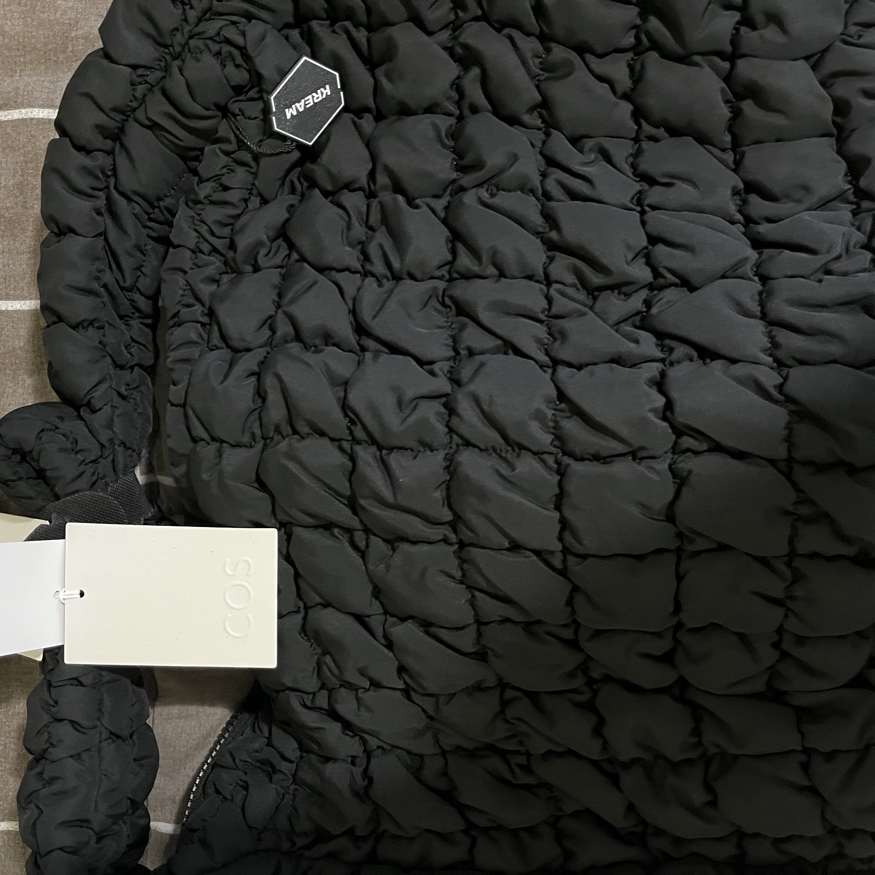 COS Quilted Oversized Shoulder Bag Black 착용 스타일