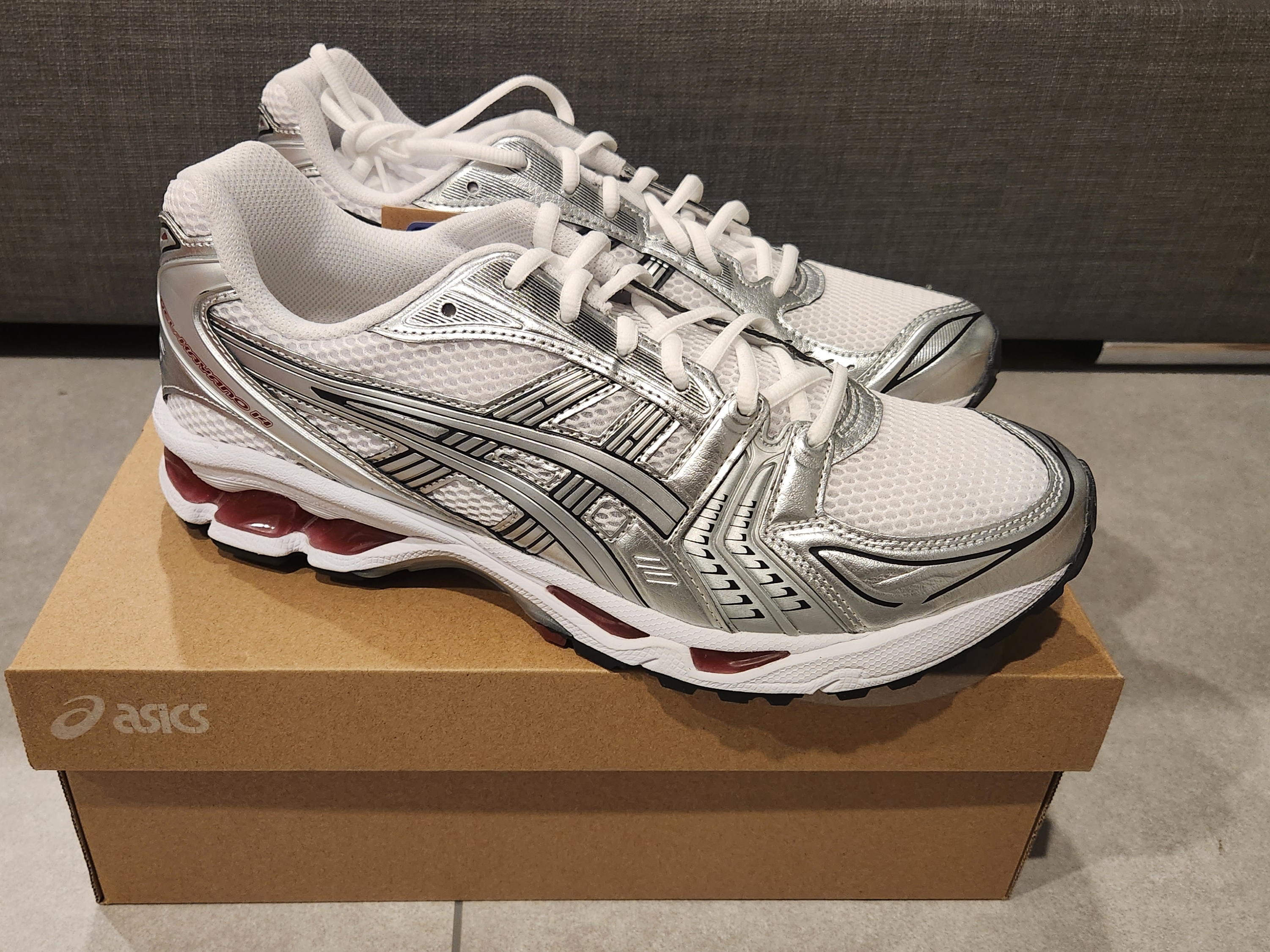 Asics Gel-Kayano 14 White Pure Silver Red 착용 스타일