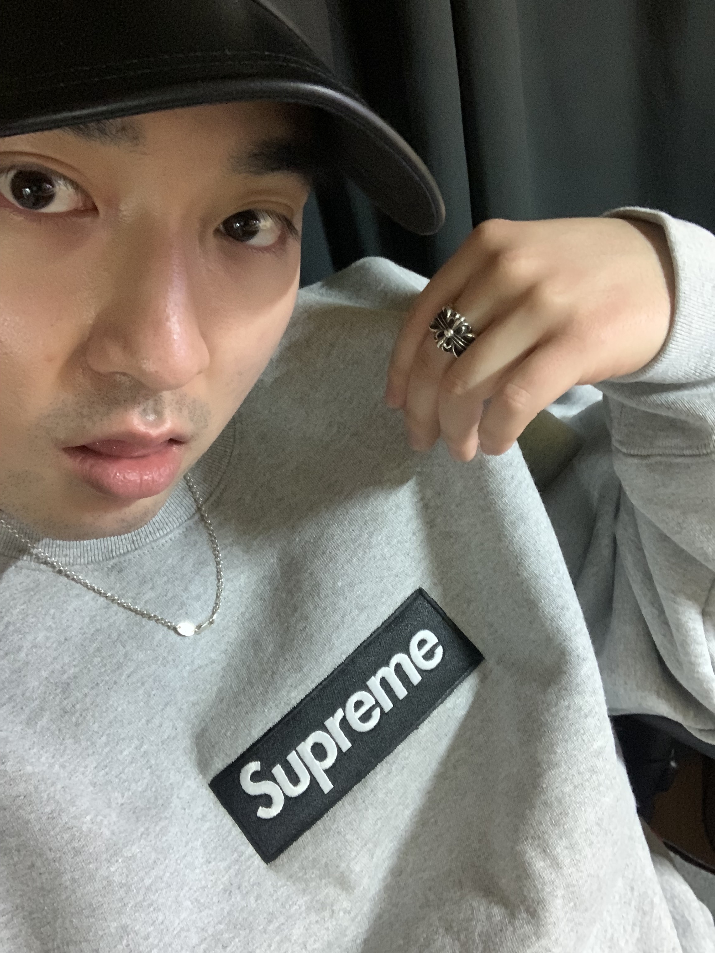 Supreme Box Logo Crewneck Heather Grey - 22FW, Supreme x The North Face Leather 6-Panel Black - 18FW 착용 스타일 - 2