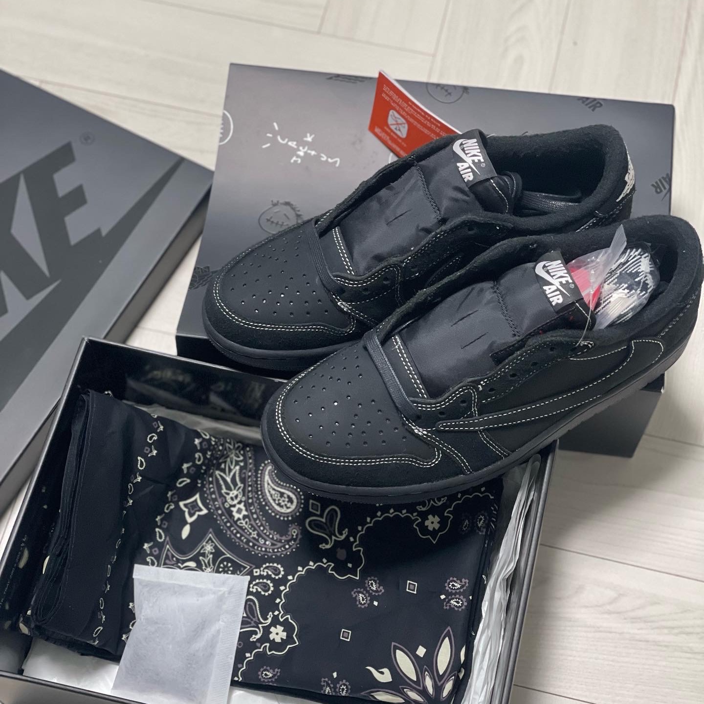 Jordan 1 x Travis Scott x Fragment Retro Low OG SP Military Blue, Jordan 1 x Travis Scott Retro Low OG SP Sail and Ridgerock 착용 스타일 - 2