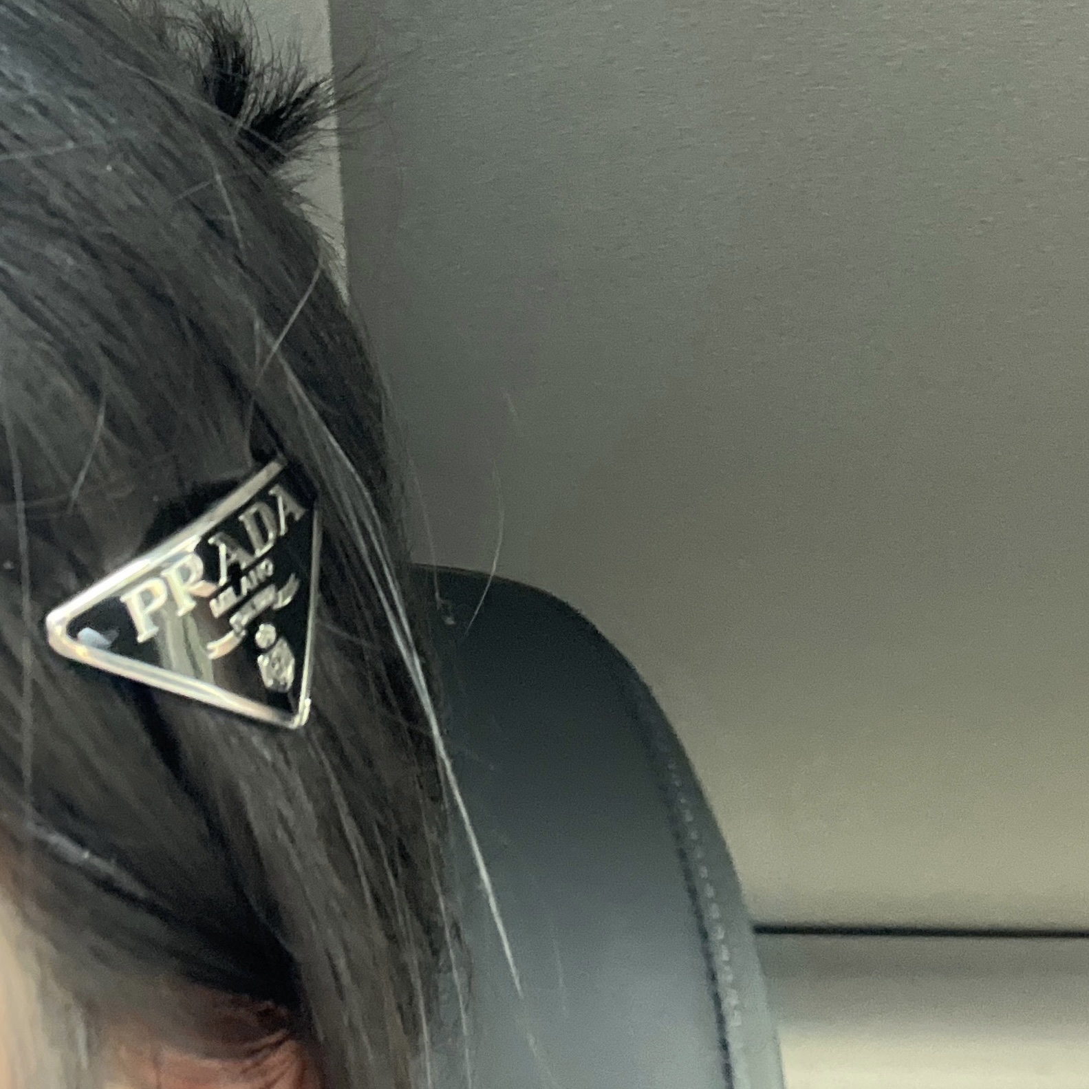 (W) Prada Metal Hair Clip Black 착용 스타일